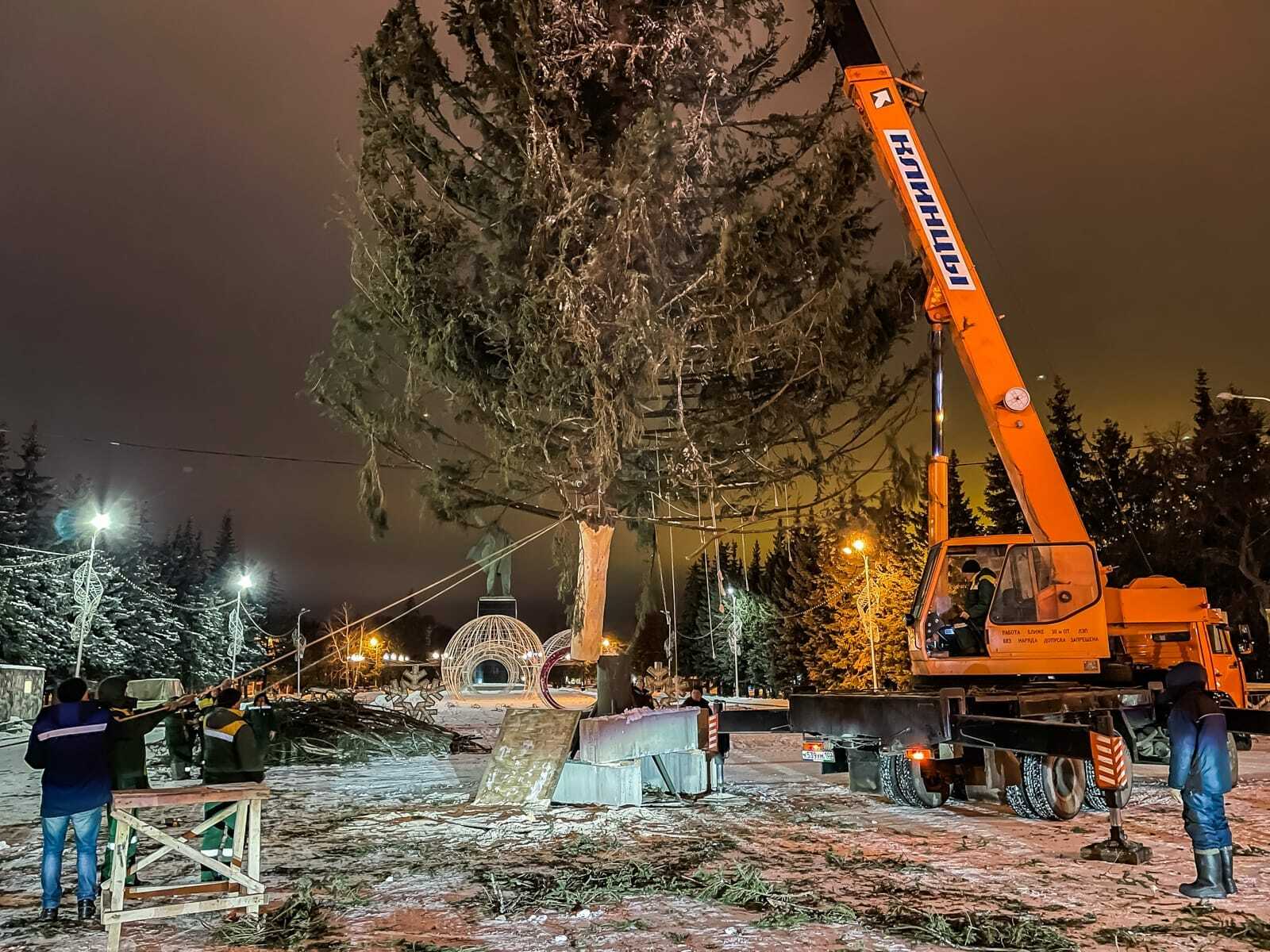 Самая высокая в России новогодняя ель установлена в Уфе