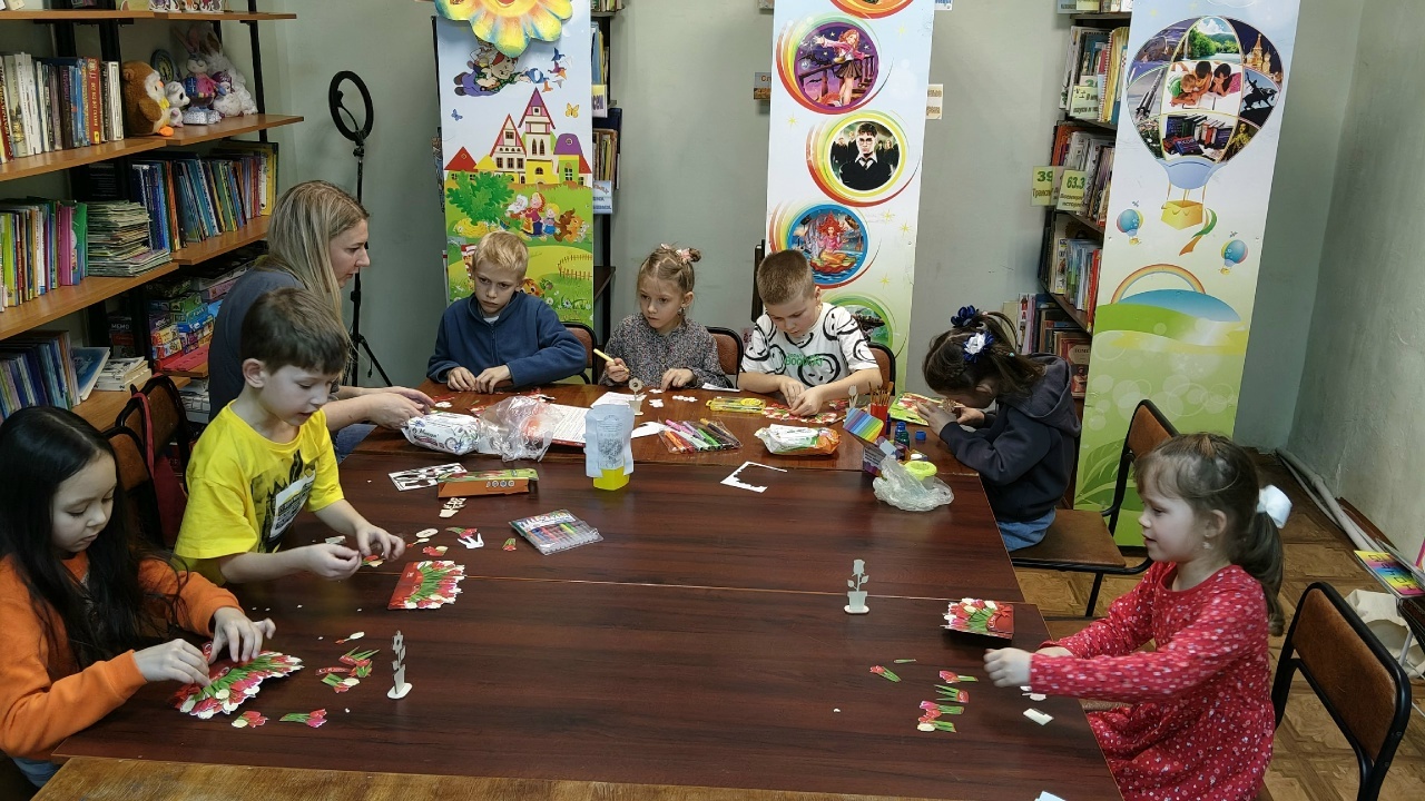 В библиотеке села Михайловка дети изготовили праздничные открытки для мам