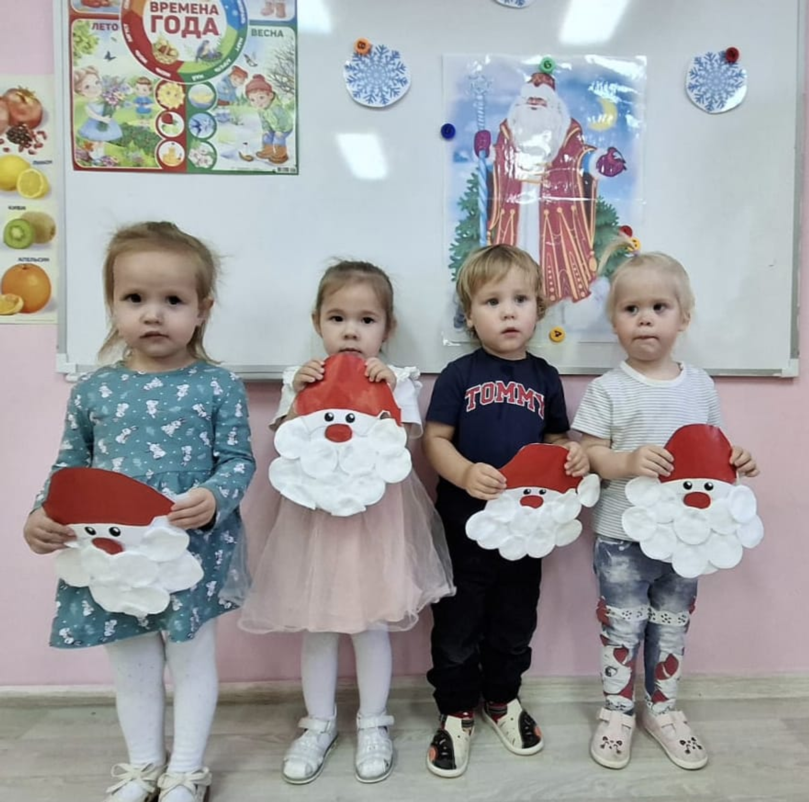 Воспитанники детского сада в Дмитриевке отметили День рождения Деда Мороза