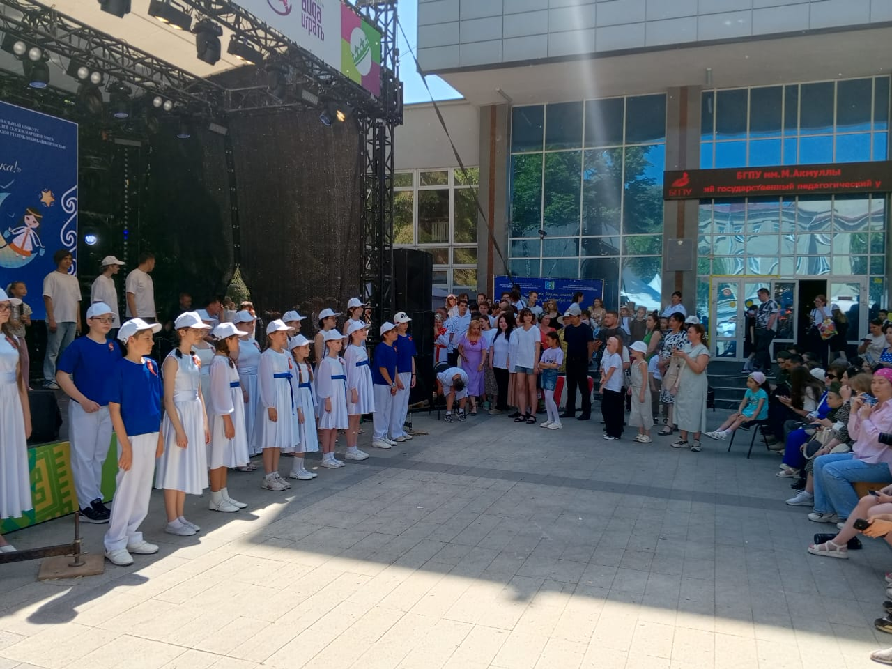 На ярмарке «Китап-Байрам» состоялся флешмоб с песней «Пусть всегда будет солнце»