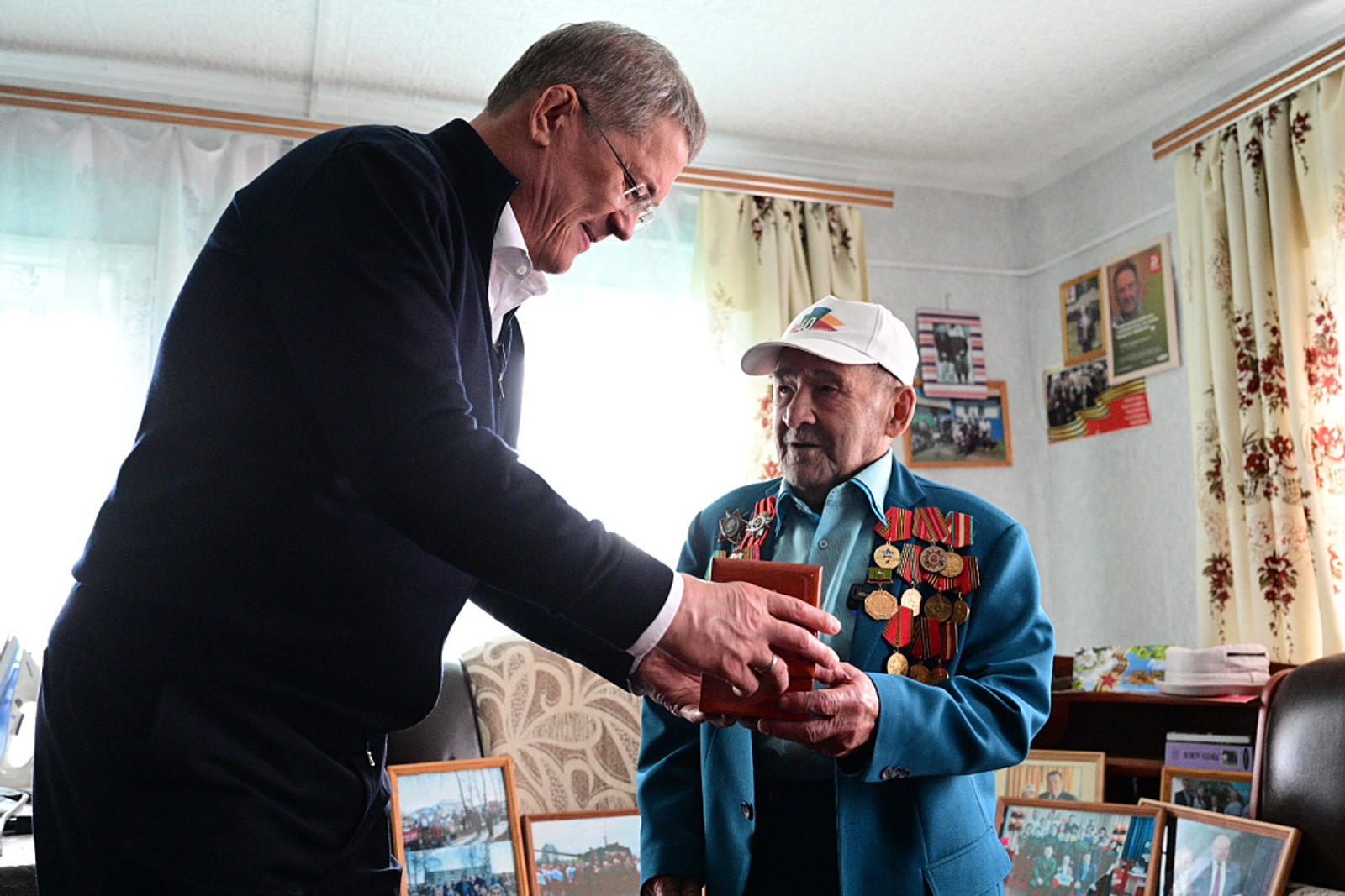 Глава Башкирии поздравил с с 80-летием Великой Победы ветерана Габдрауфа Гареева