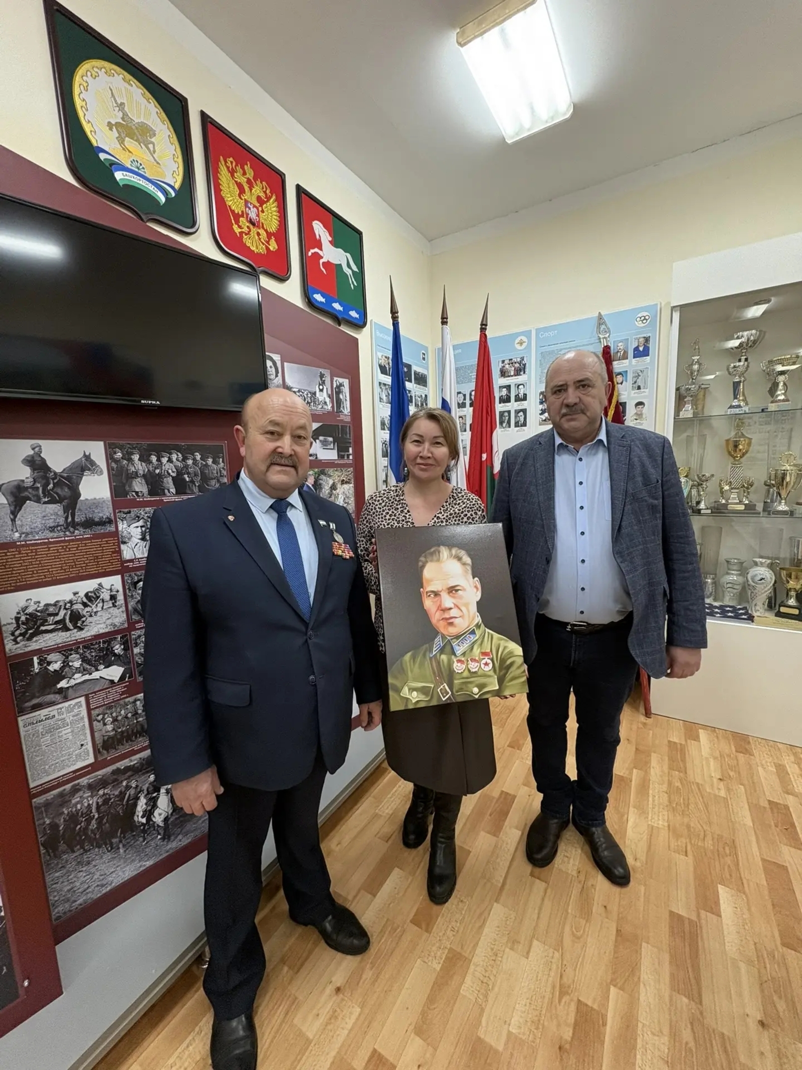 Марат Усманов передал портрет Минигали Шаймуратова в музей Уфимского района