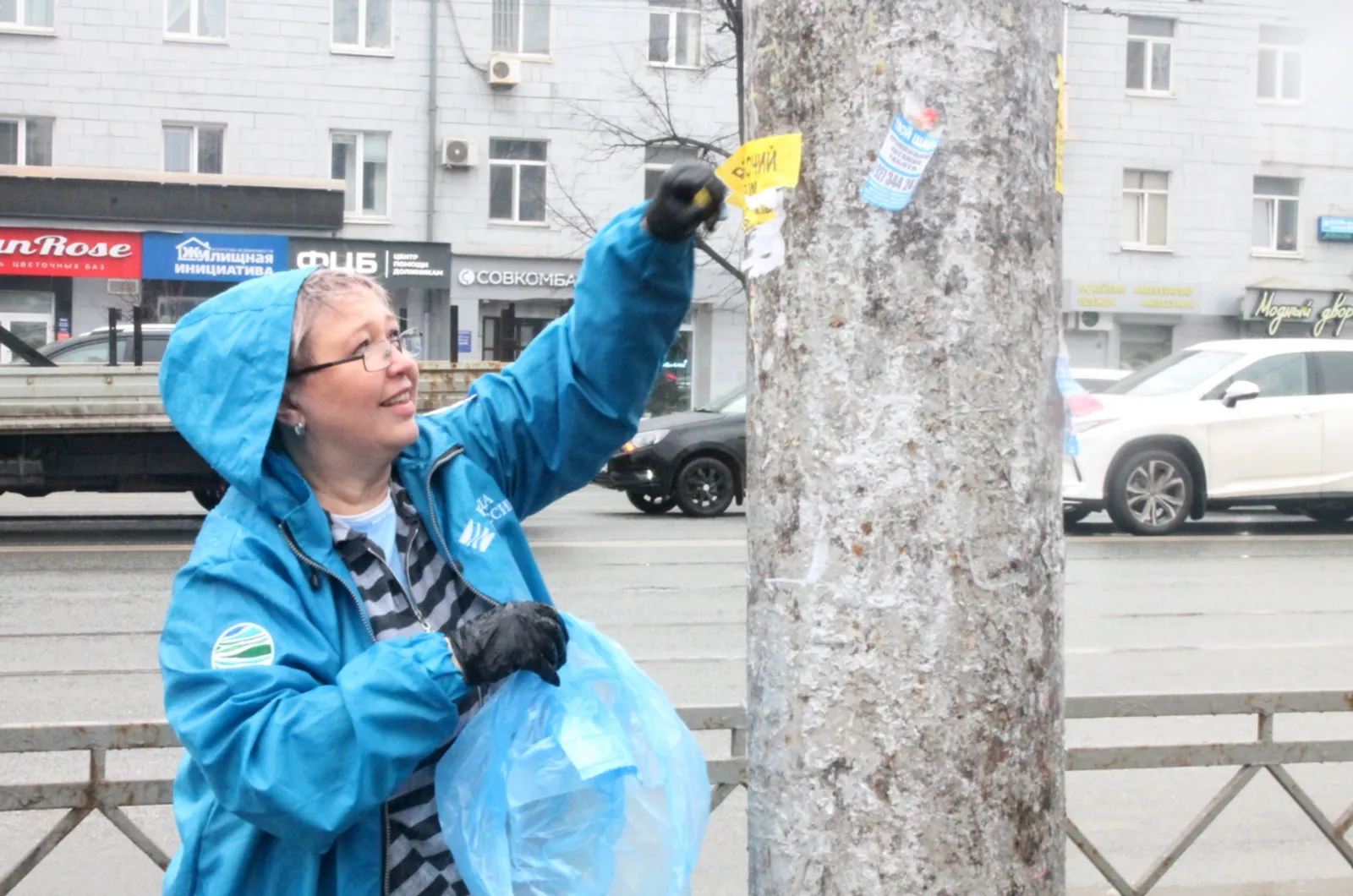 В Уфе вышли на борьбу с незаконно расклеенными объявлениями