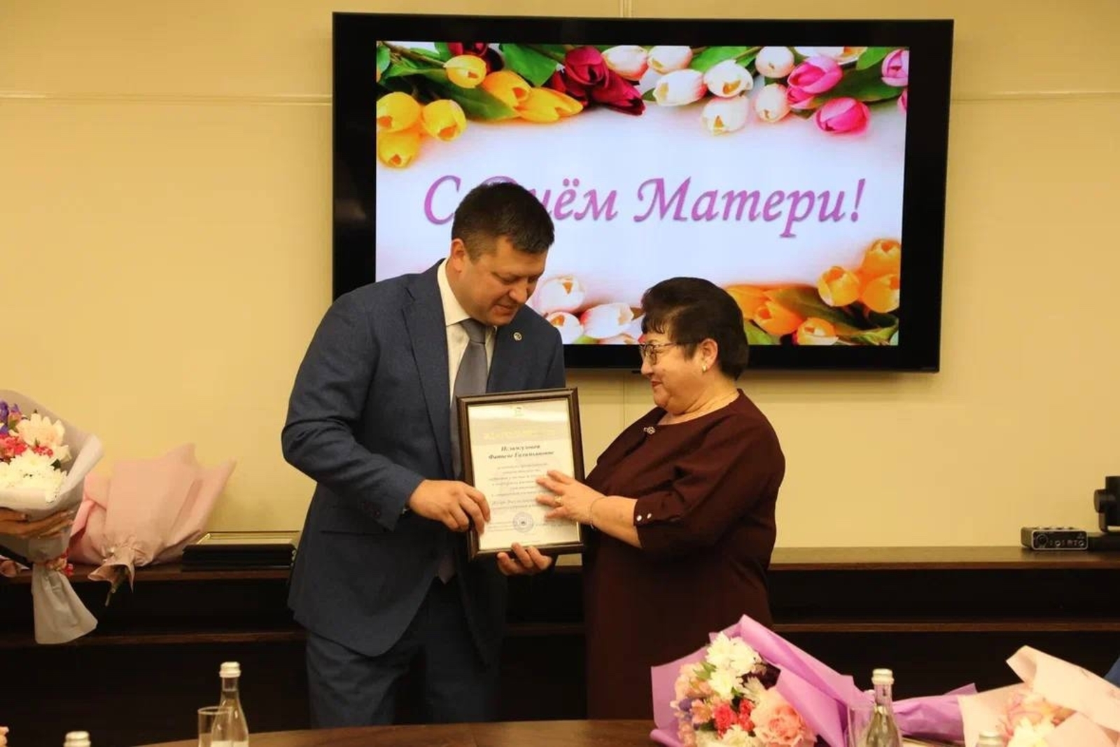 В преддверии Дня матери мэр Уфы встретился с матерями бойцов СВО