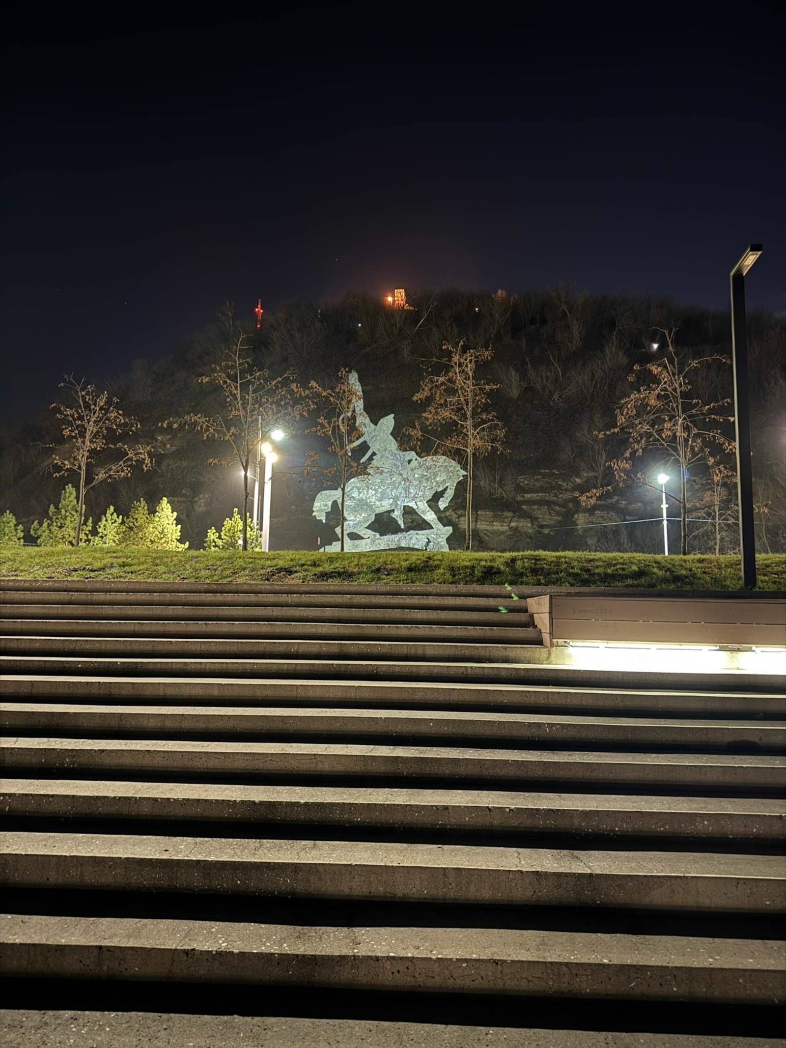 На склоне столицы Башкирии зажглась проекция памятника Салавату Юлаеву