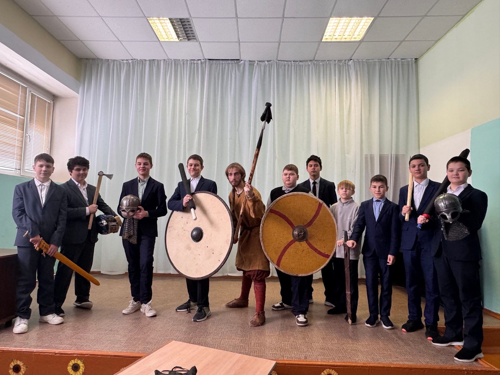 В школе деревни Николаевка прошел мастер-класс по историческому фехтованию