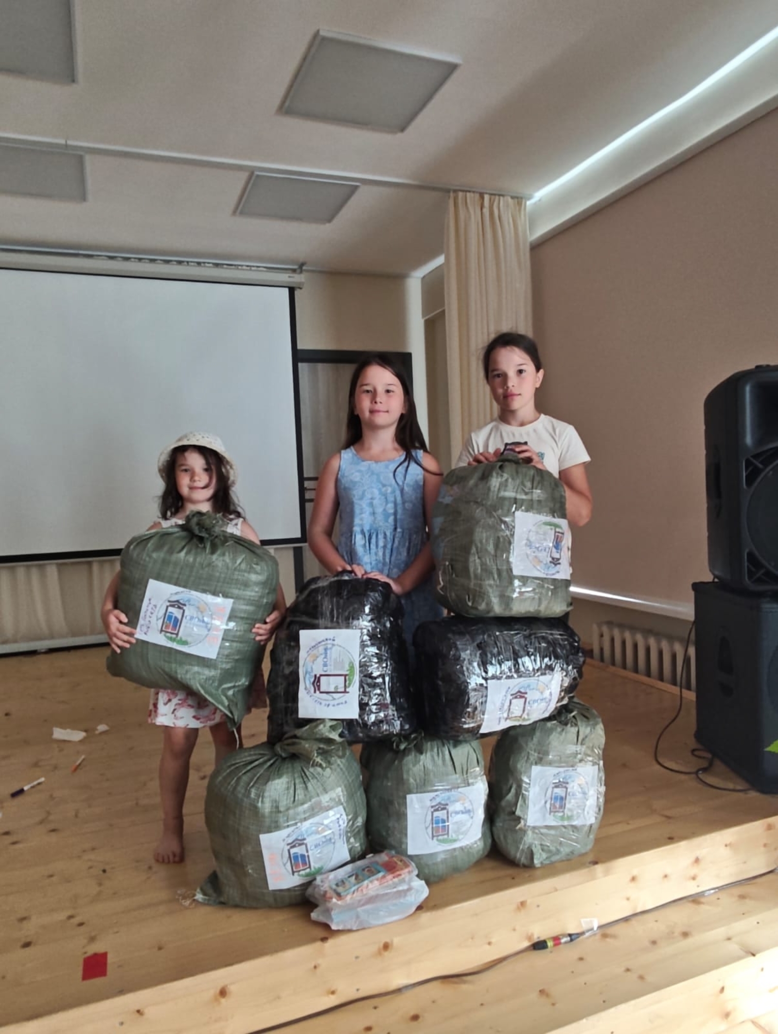 Юные добровольцы из Русского Юрмаша помогают собирать маскировочные сети для бой