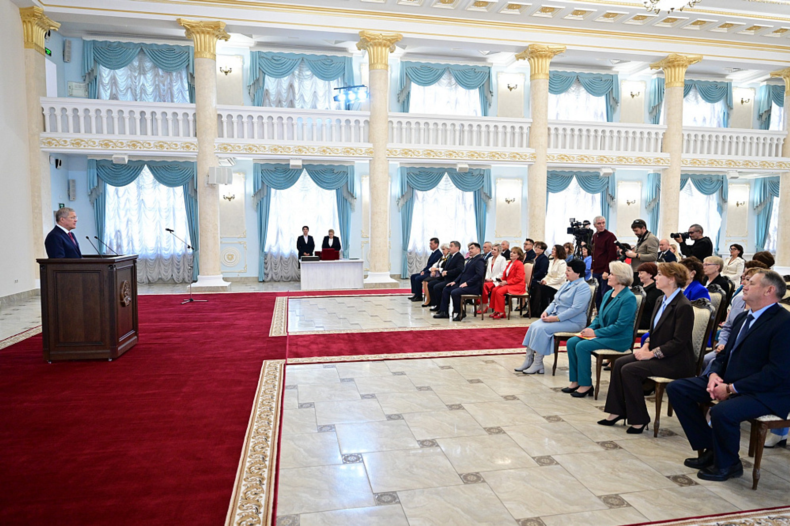 Радий Хабиров вручил награды педагогам Башкирии в преддверии Дня учителя