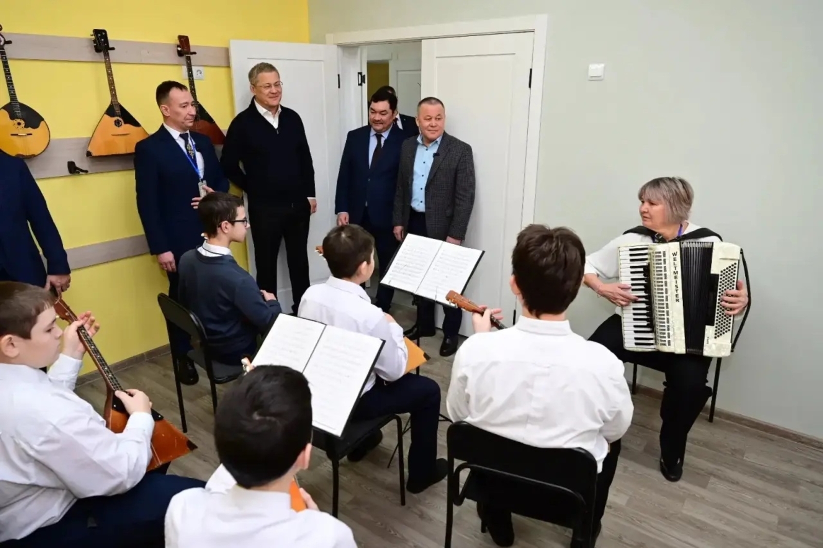 Глава Башкортостана проверил обновленную Детскую школу искусств в Янауле