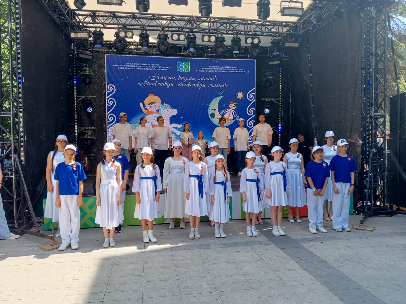 На ярмарке «Китап-Байрам» состоялся флешмоб с песней «Пусть всегда будет солнце»