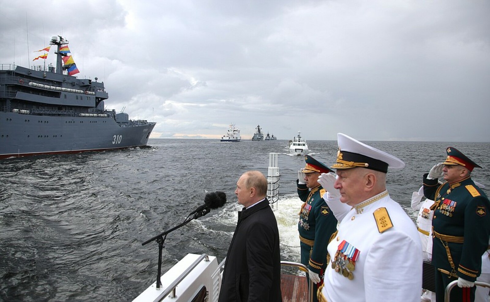 Президент России, Верховный Главнокомандующий Владимир Путин принял военно-морской парад в Санкт-Петербурге и Кронштадте
