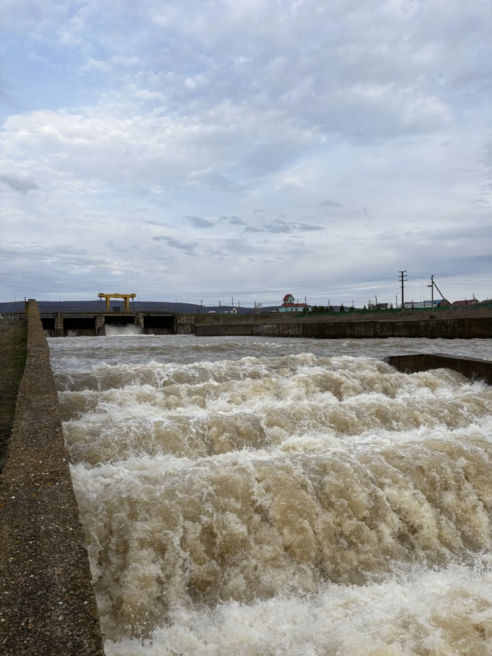 На Нугушском водохранилище в Башкирии открыли шлюзы для сброса воды