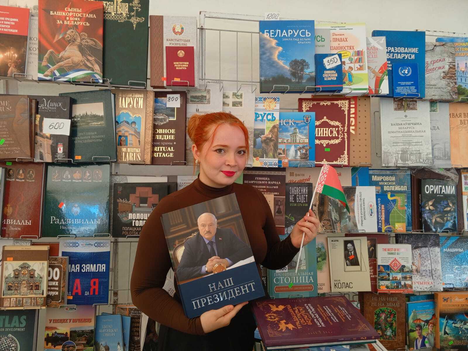 Девушка из Уфы делится любовью к Беларуси на международной книжной ярмарке