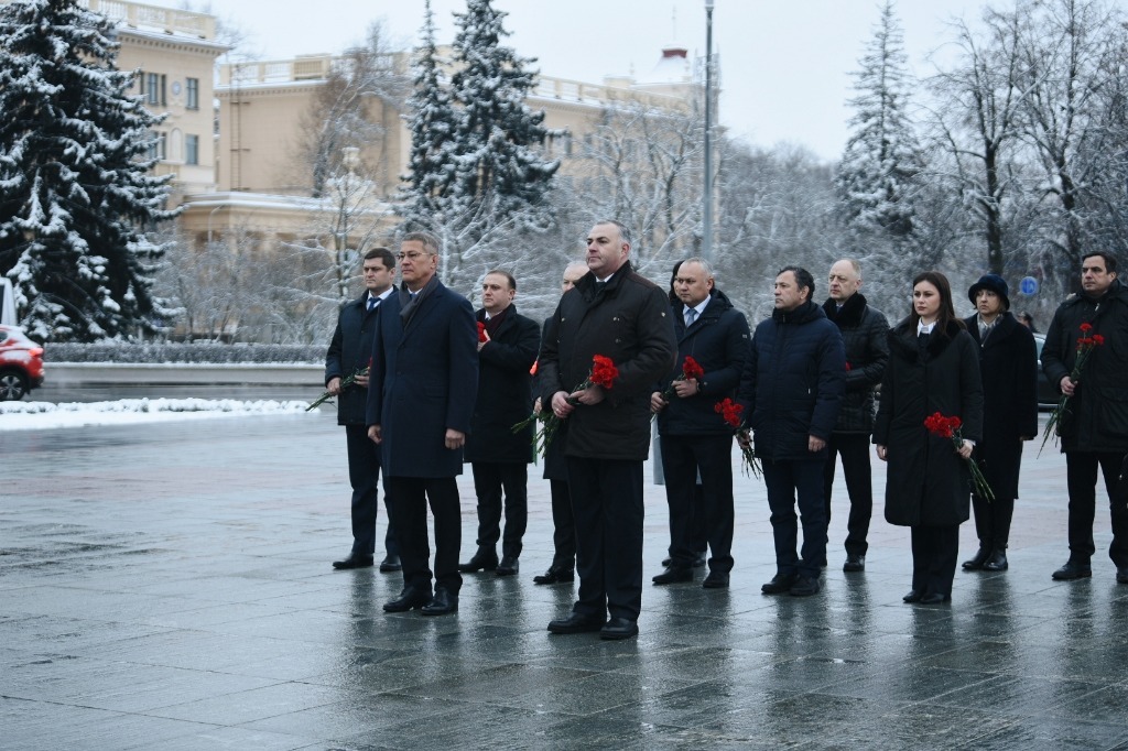 Глава Башкирии Радий Хабиров в Минске возложил венок к монументу Победы