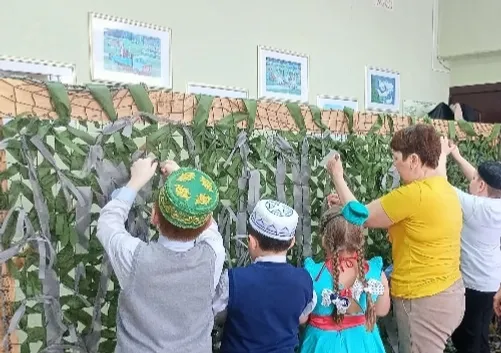 В библиотеке села Кармасан прошёл мастер-класс по плетению маскировочных сетей