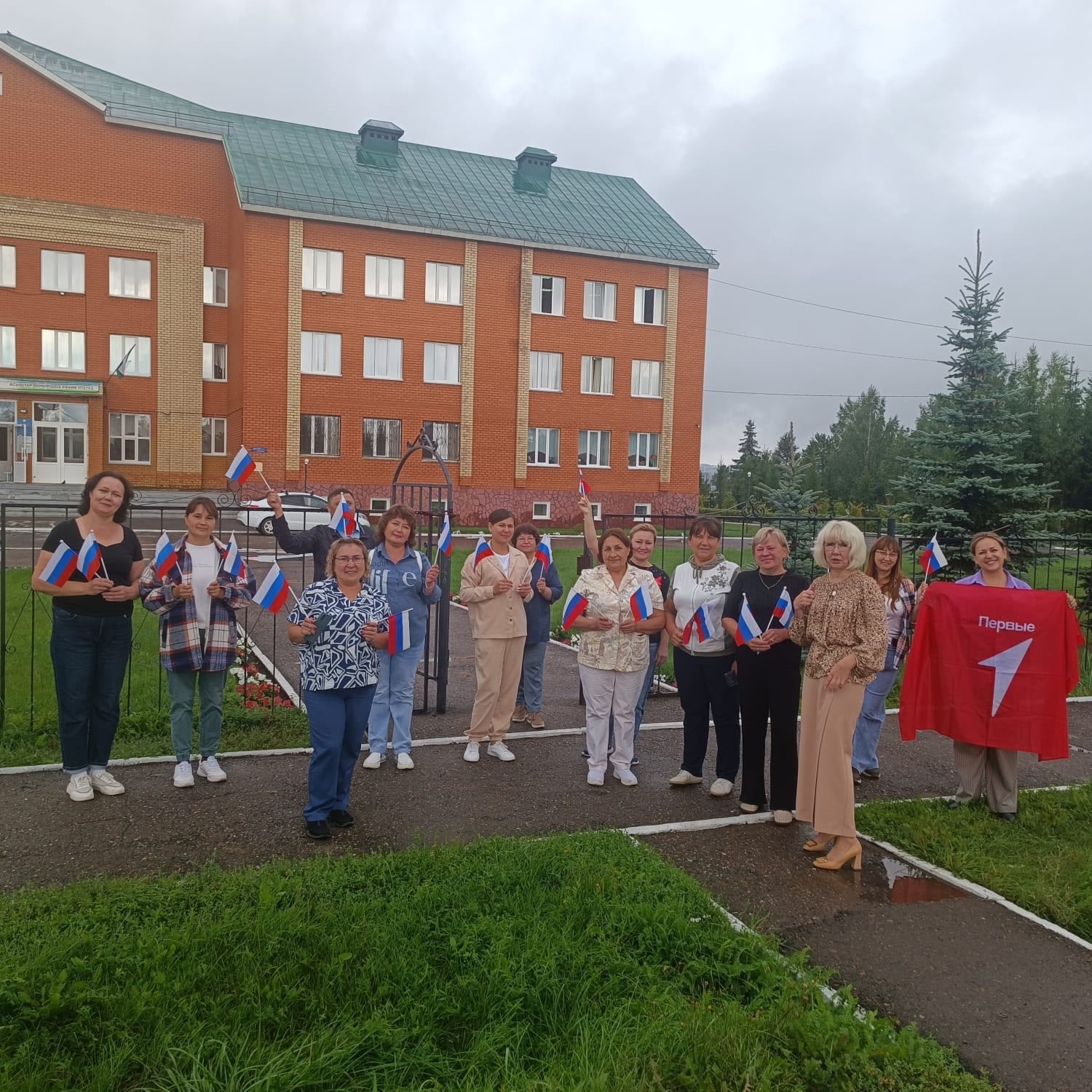 В Уфимском районе прошел автопробег «И гордо реет флаг державный»