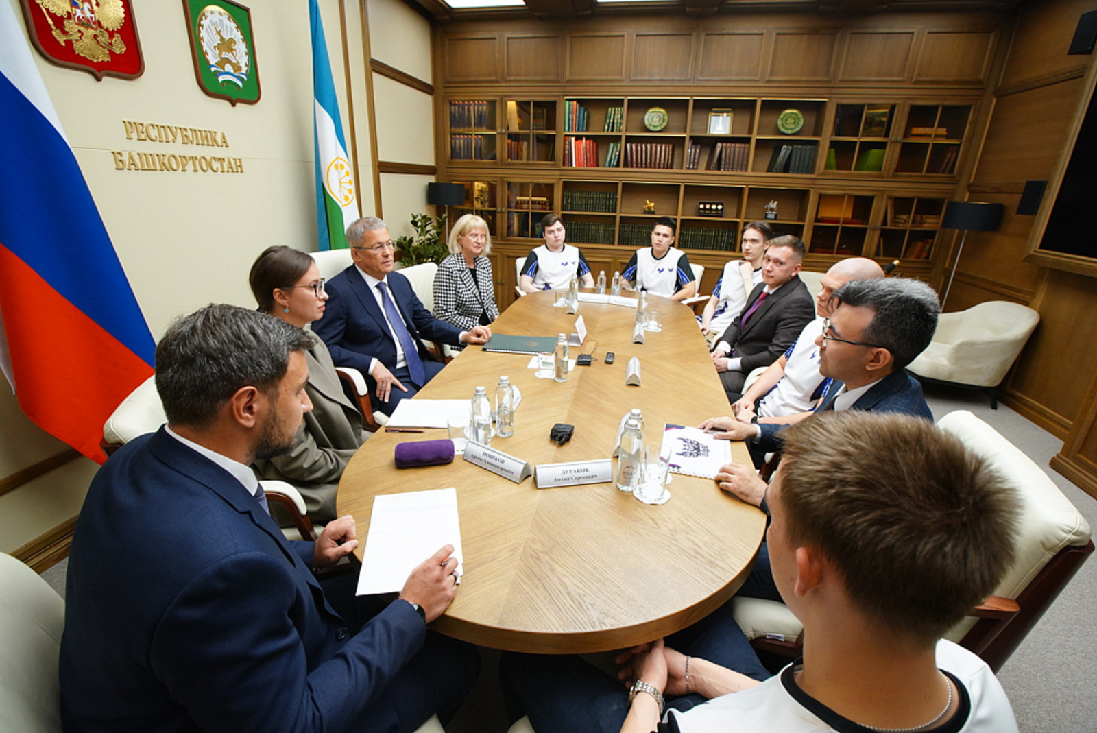 Глава Башкирии встретился с киберспортсменами УУНиТ