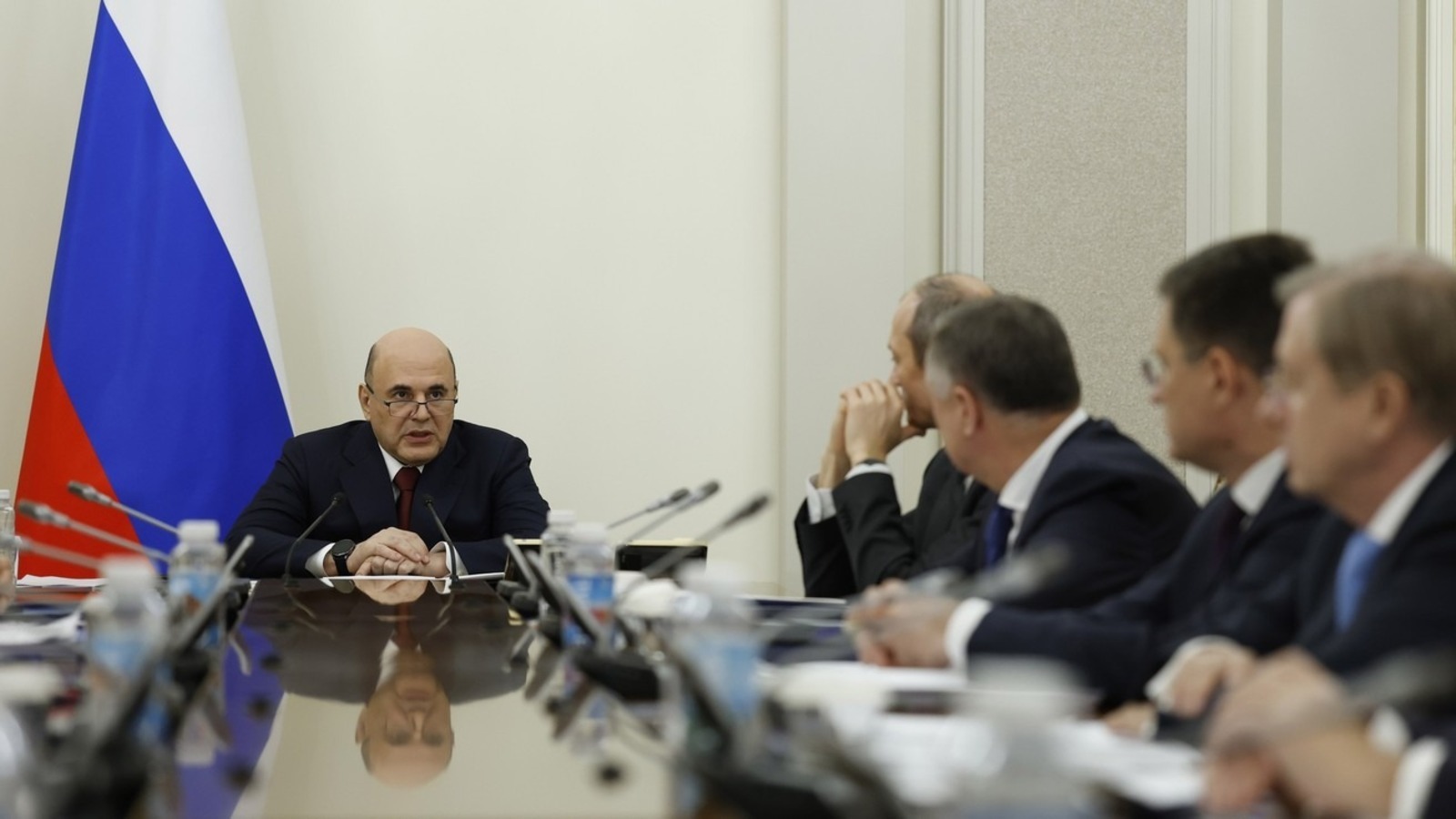 В правительстве РФ обсудили поручения Путина о поддержке участников СВО