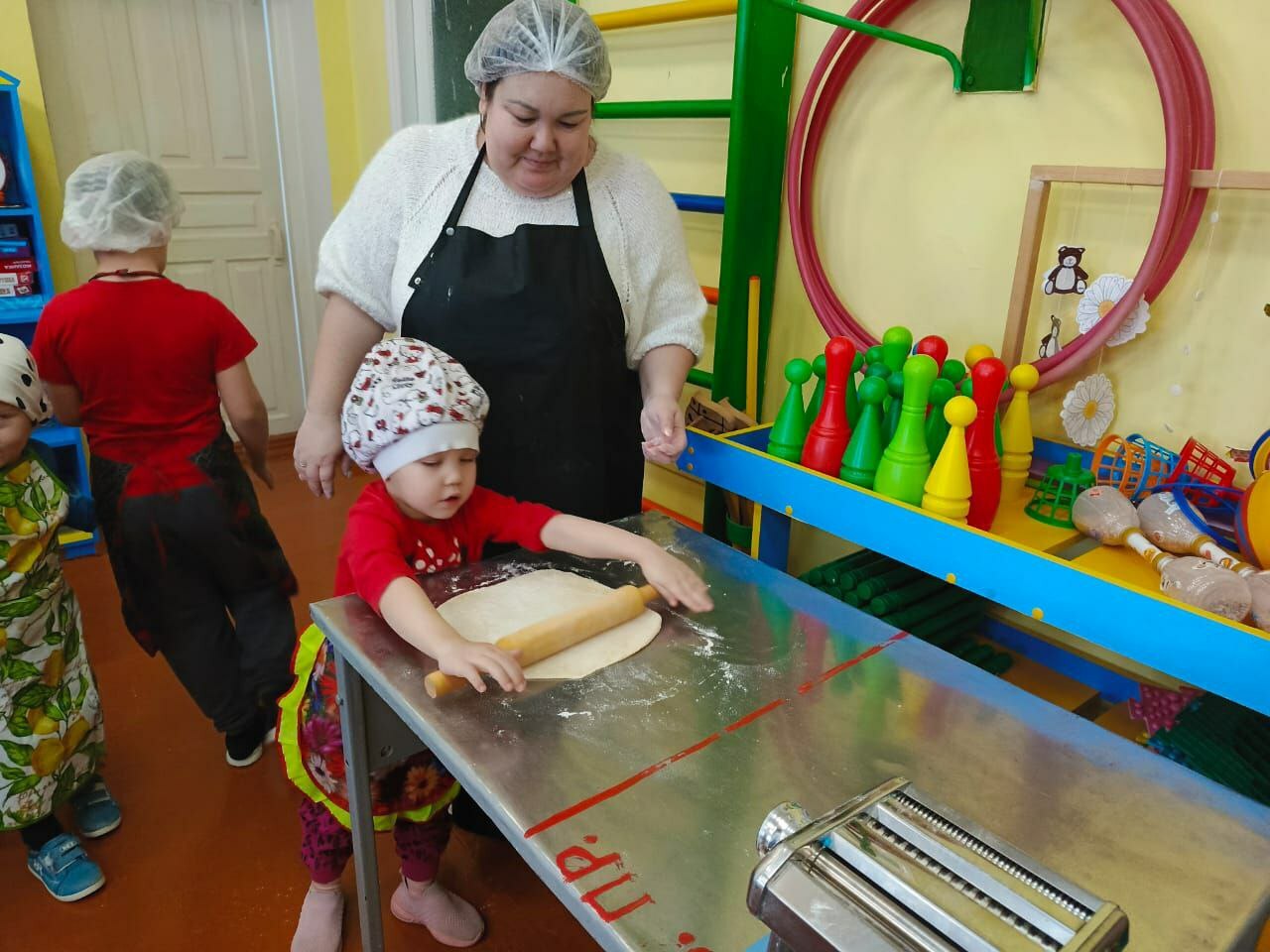 Домашняя лапша от сельчан: детский сад «Карлугач» передает привет бойцам СВО