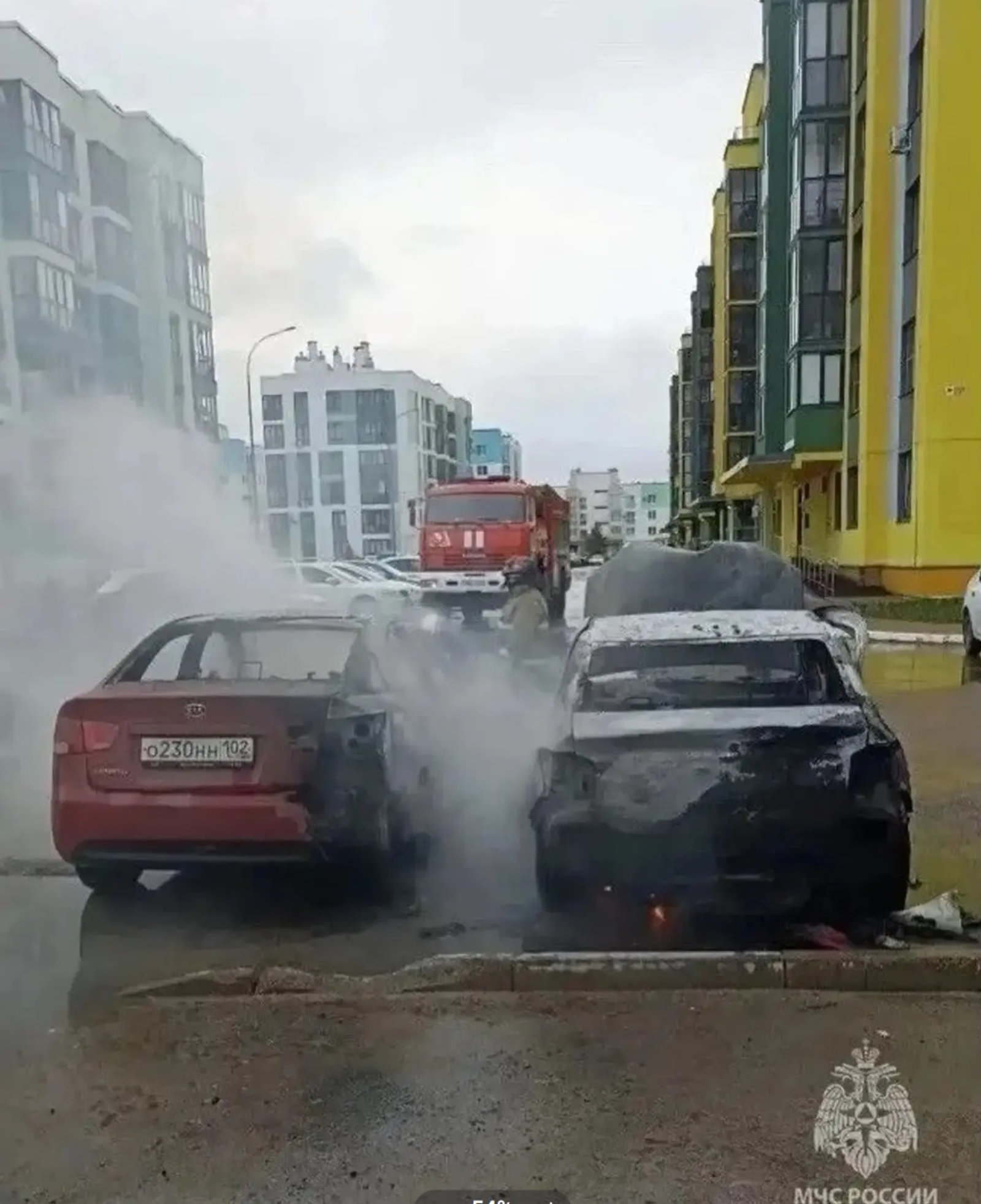 В Уфе в ЖК «Сосны» сгорели две машины