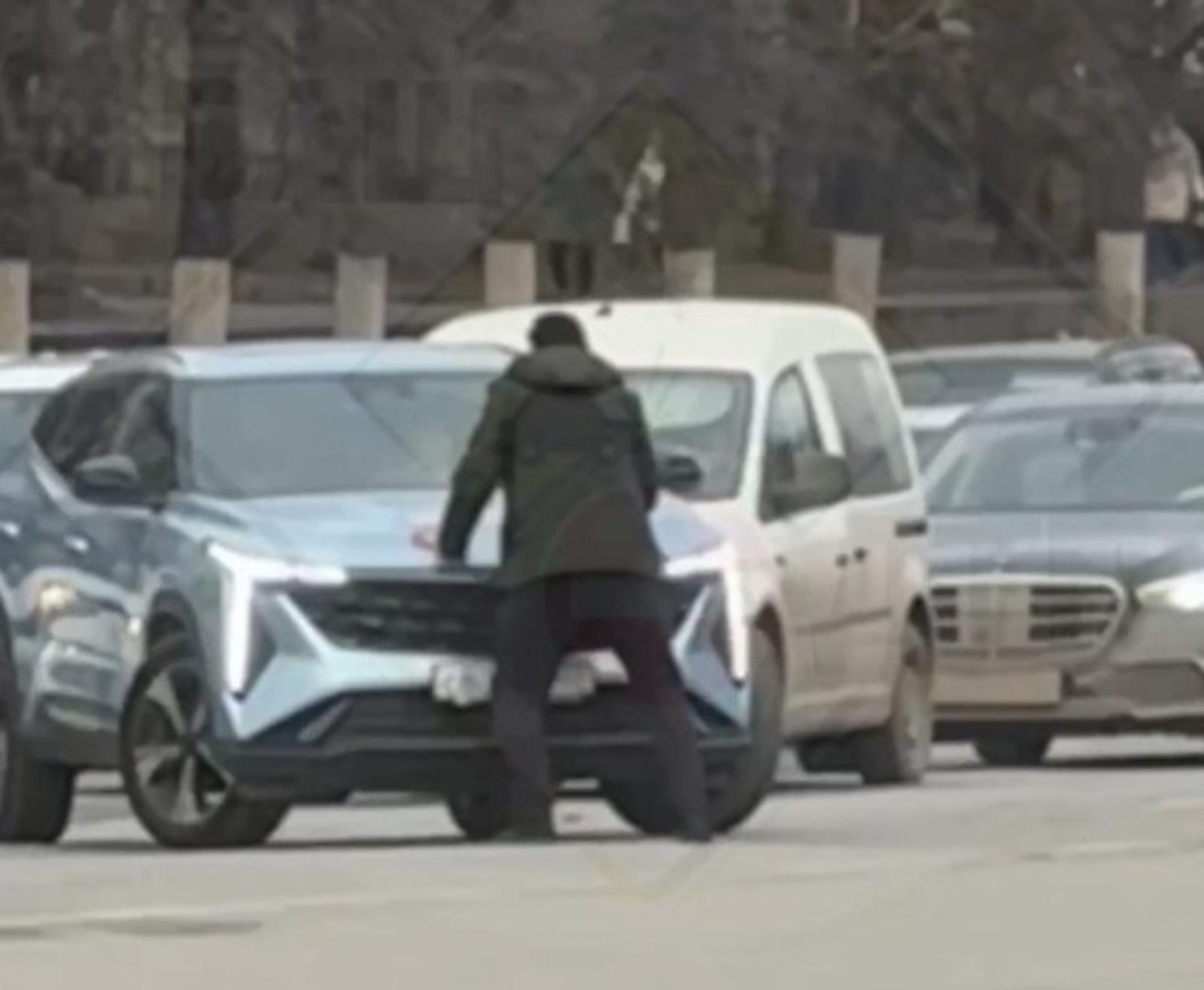 Маскированный вандал терроризирует водителей Уфы