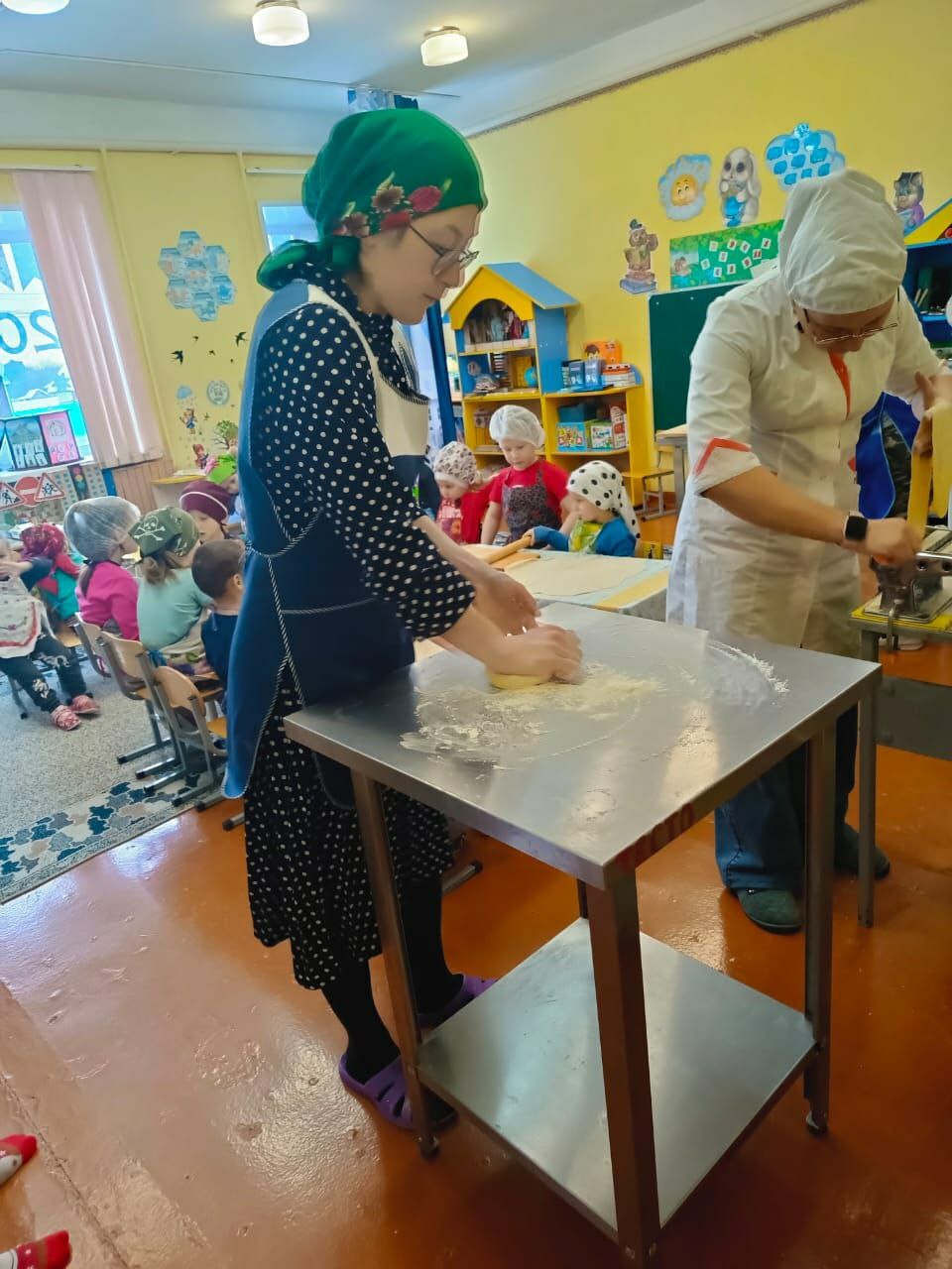 Домашняя лапша от сельчан: детский сад «Карлугач» передает привет бойцам СВО