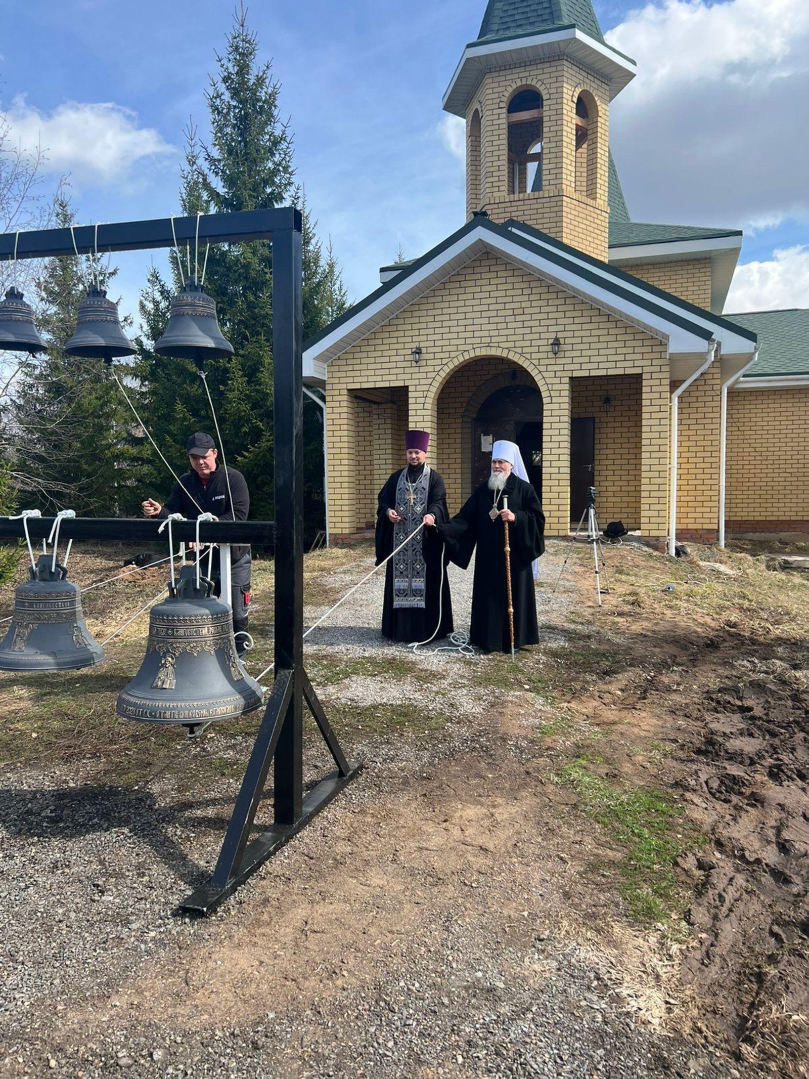 Митрополит Никон освятил новые колокола в храме села Уфимского района