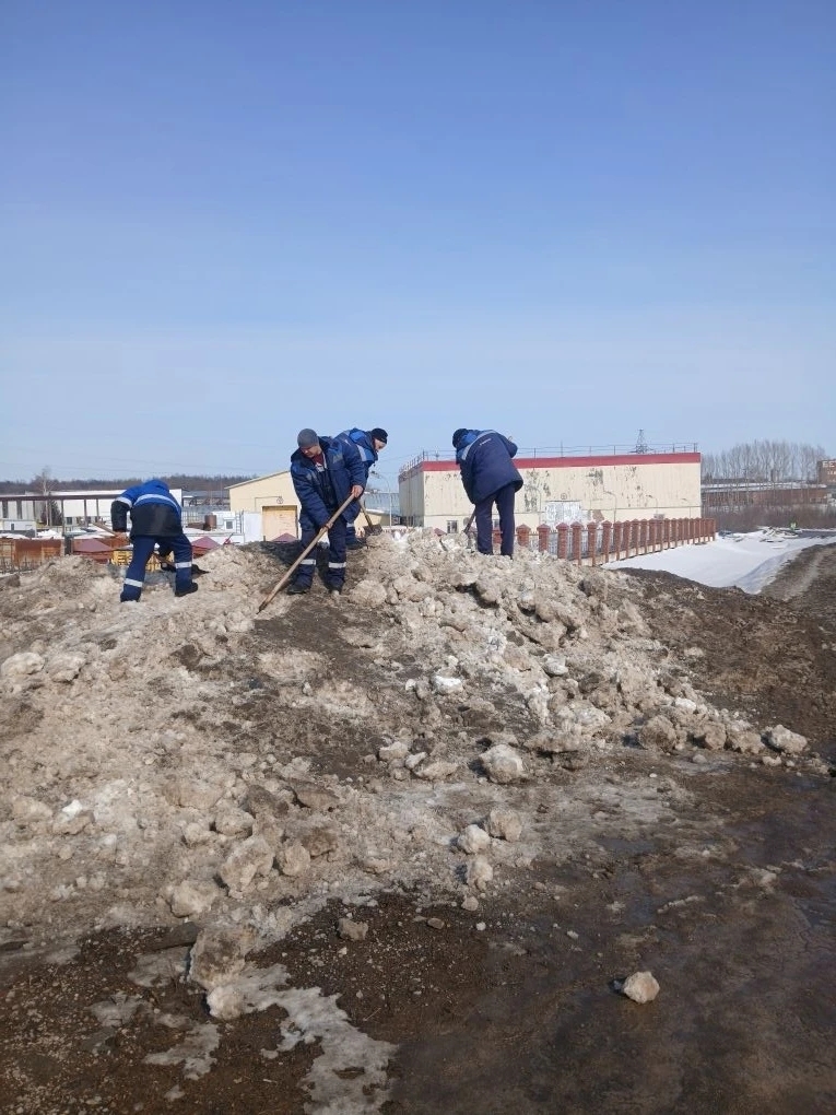 В Михайловке провели весеннюю уборку: на субботник вышли всем селом