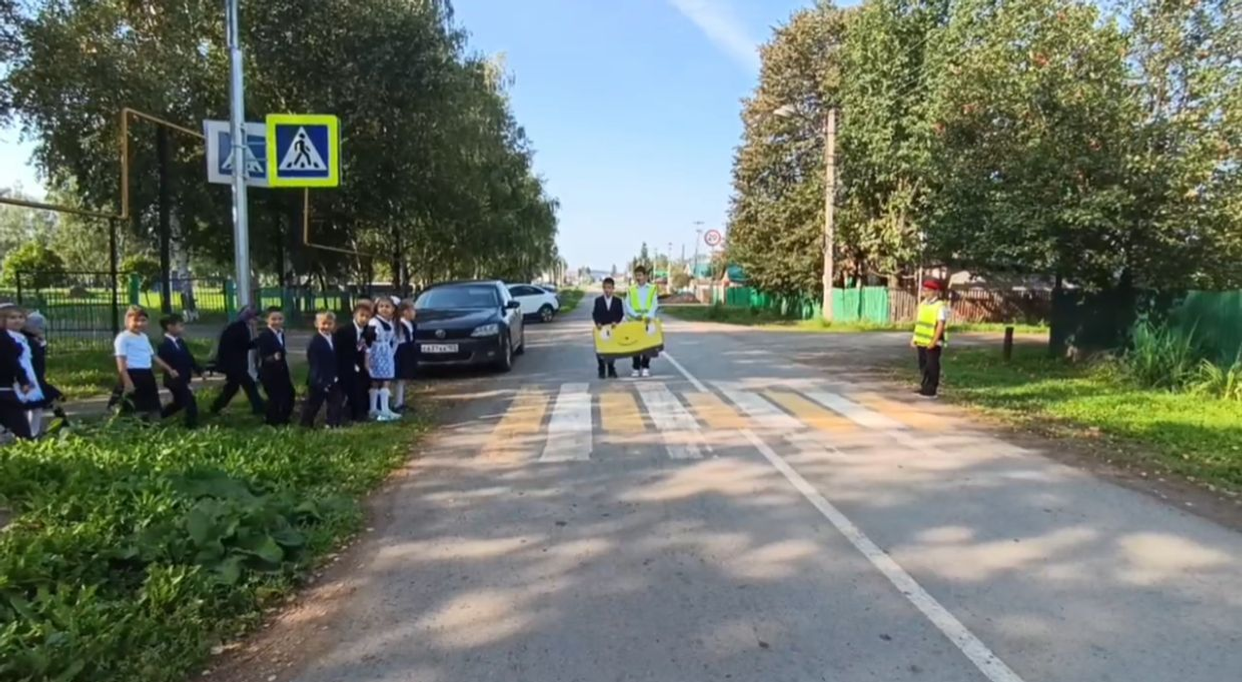 В школе села Красный Яр прошла акция «Шагающий автобус» для первоклассников