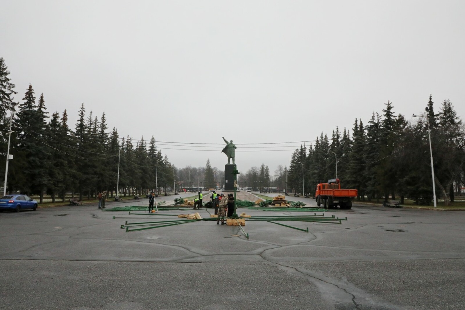 В Уфе начался монтаж 30-метровой пиксельной ёлки на площади Ленина