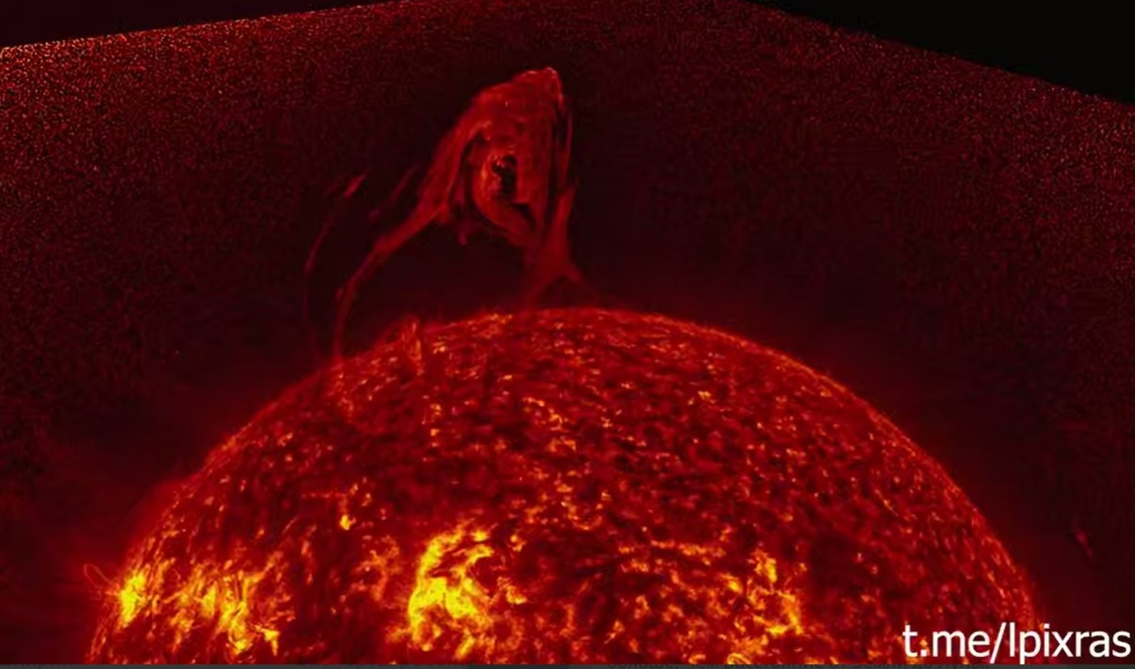 Солнце выбросило протуберанец размером в миллион километров