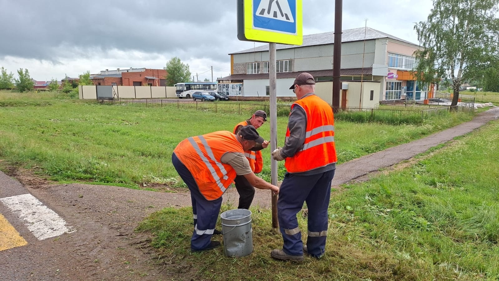 В Уфимском районе продолжается установка дорожных знаков