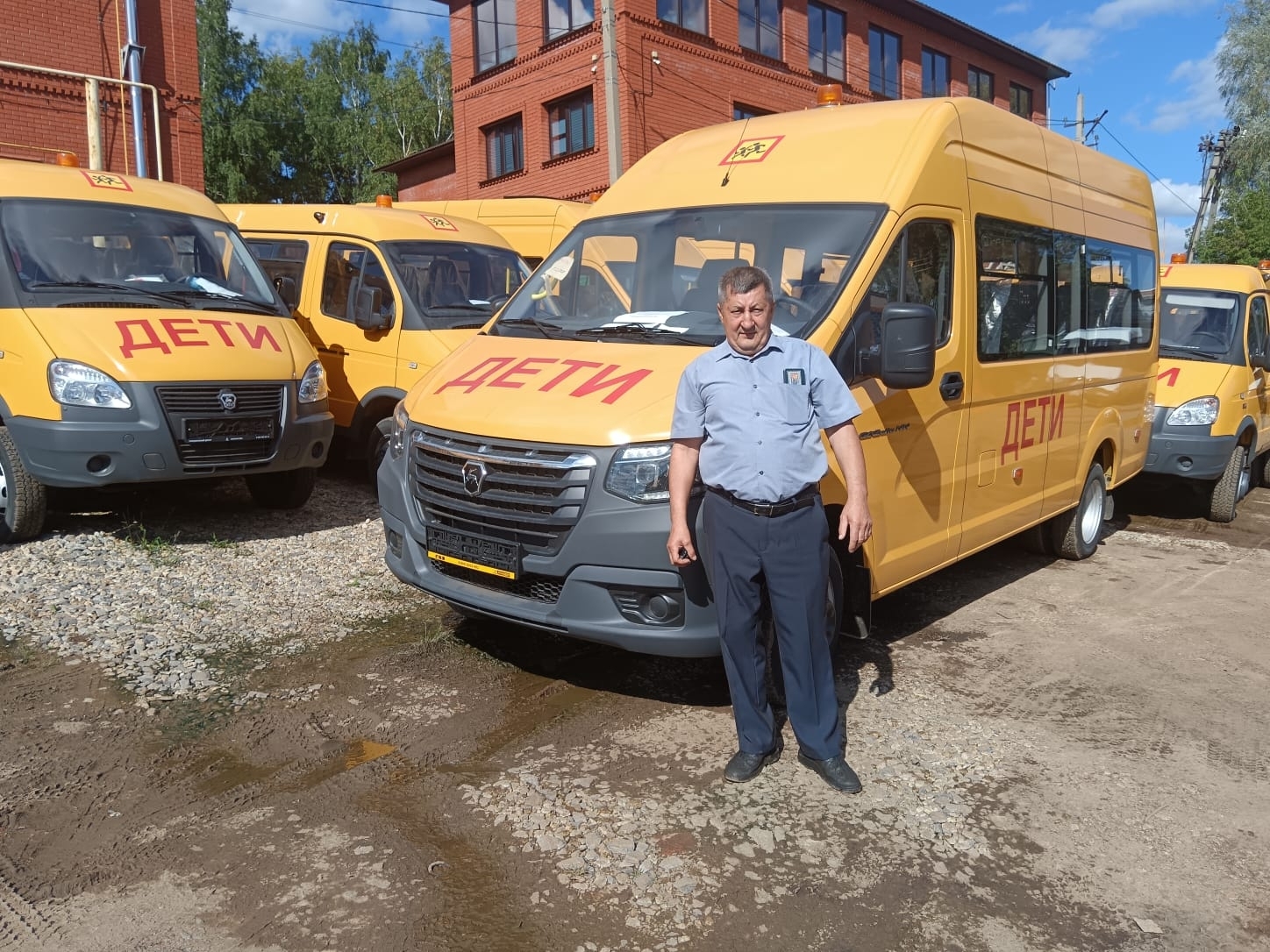 Радий Хабиров передал Уфимскому району ключи от 15 школьных автобусов