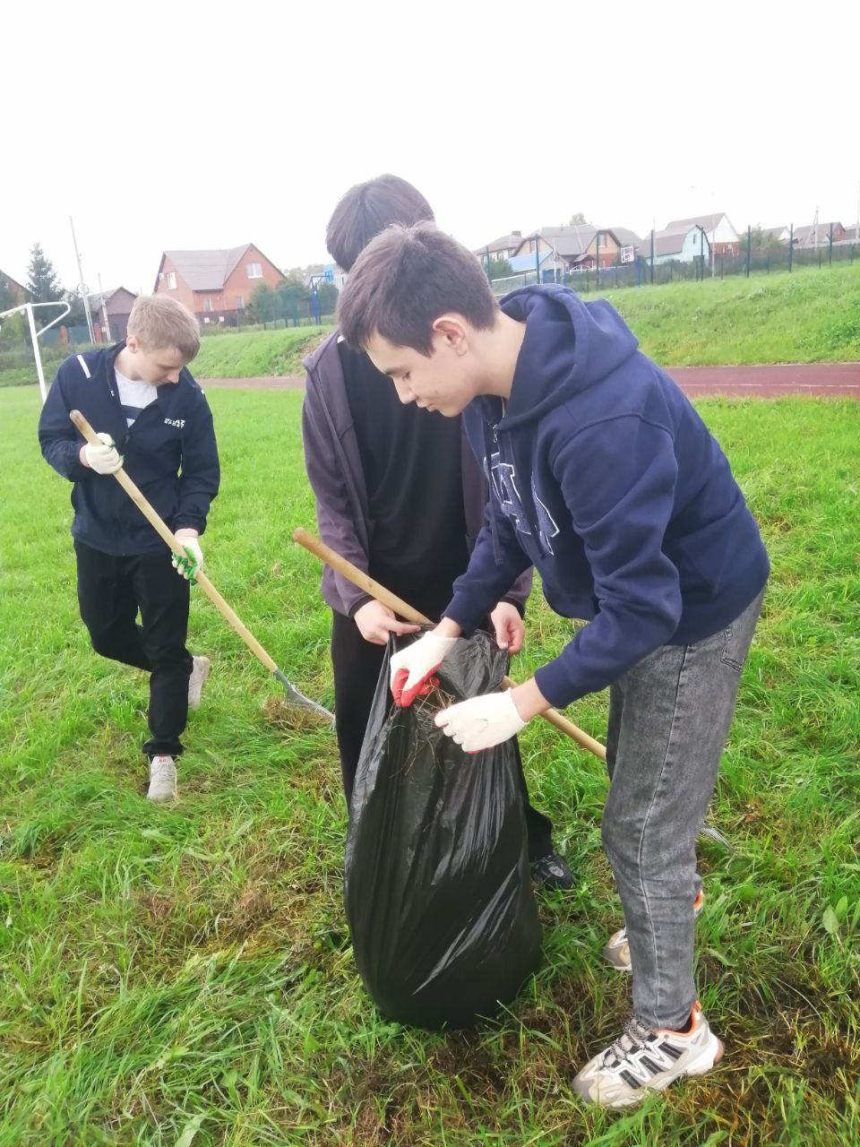 Учащиеся «Школы Успеха» в Жуково провели осенний субботник