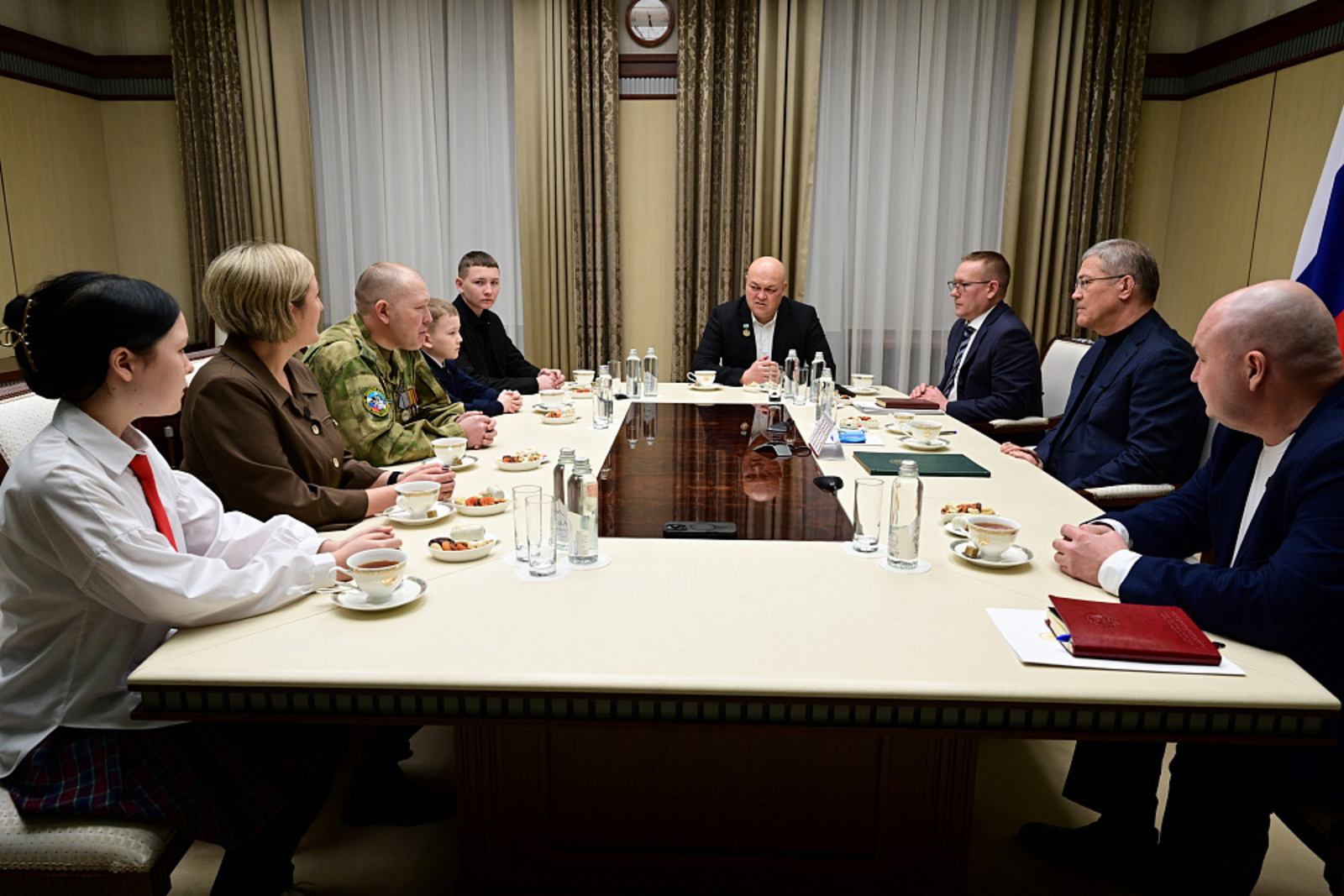 Глава Башкирии встретился с участником СВО Рустамом Сафиным и его семьёй