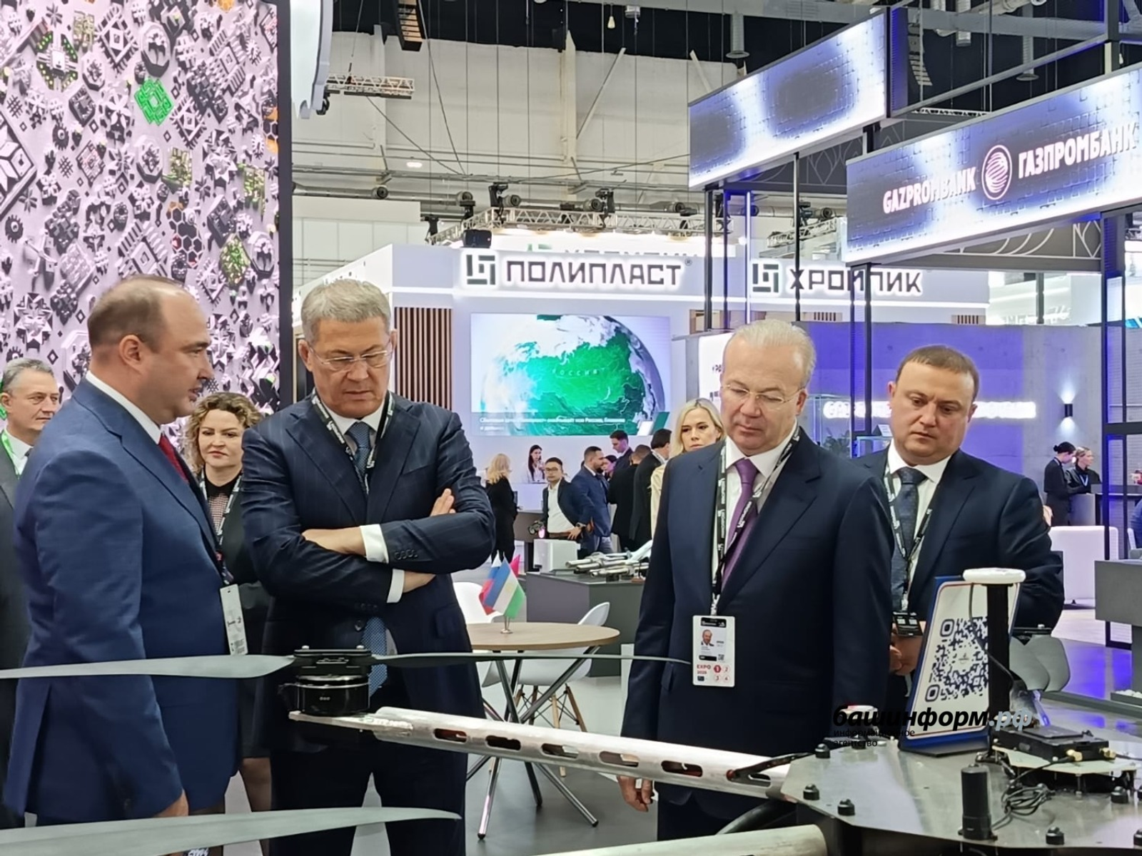 Радий Хабиров ознакомился со стендом Башкирии на выставке «Иннопром-2025»