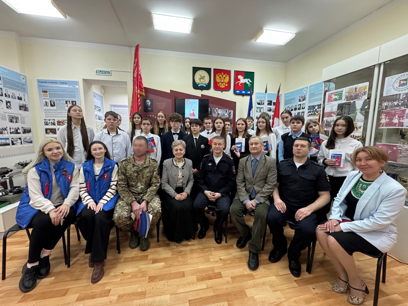 В Уфимском районе ко Дню Конституции РФ школьникам торжественно вручили паспорта