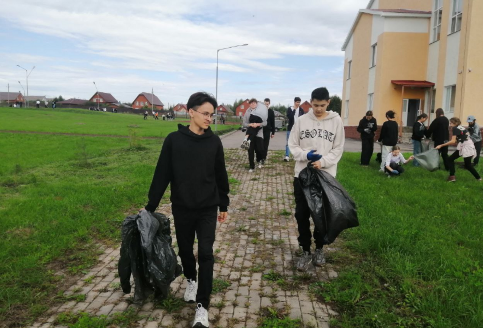 Учащиеся «Школы Успеха» в Жуково провели осенний субботник