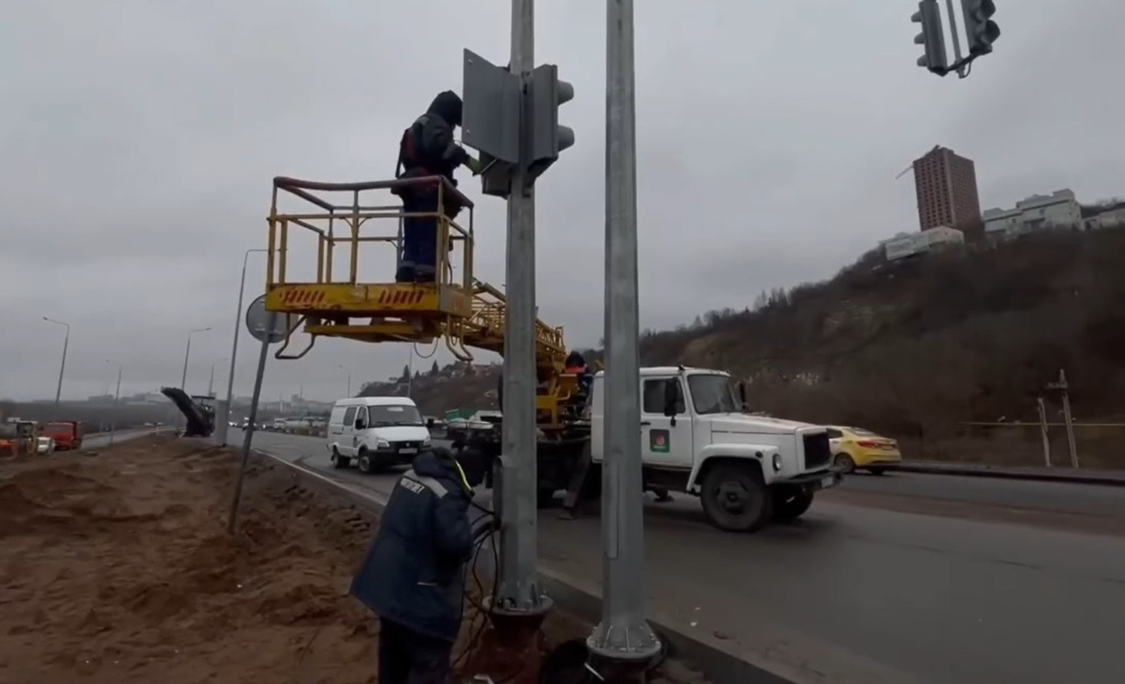 На улице Пугачева в Уфе продолжается установка современных светофорных объектов