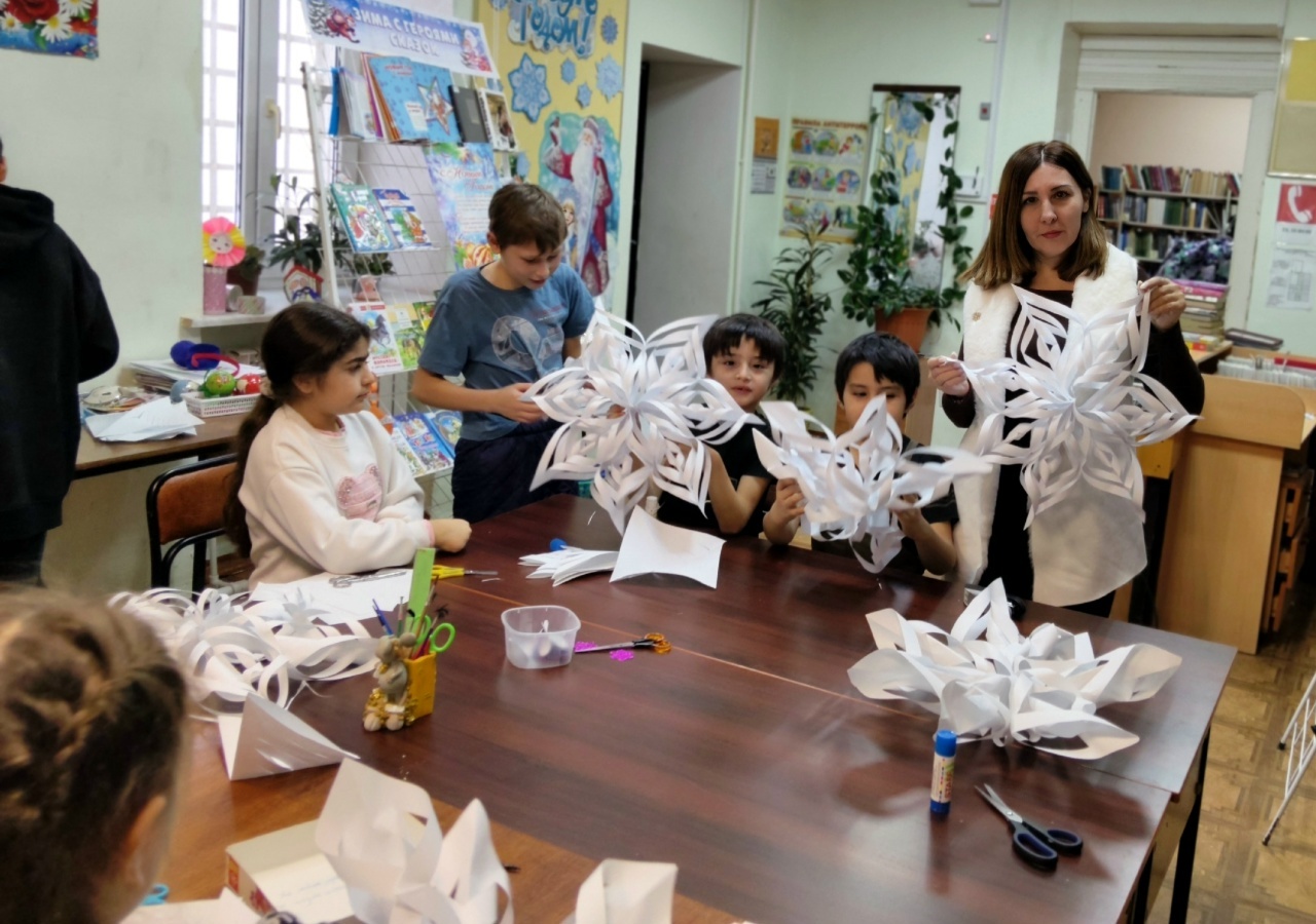 В Михайловской библиотеке прошёл творческий мастер-класс «Чудо снежинка»
