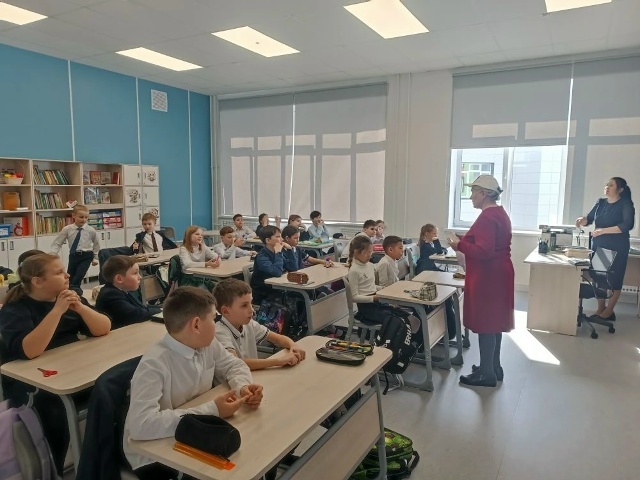 В школе Уфимского района прошел мастер-класс по плетению маскировочных сетей