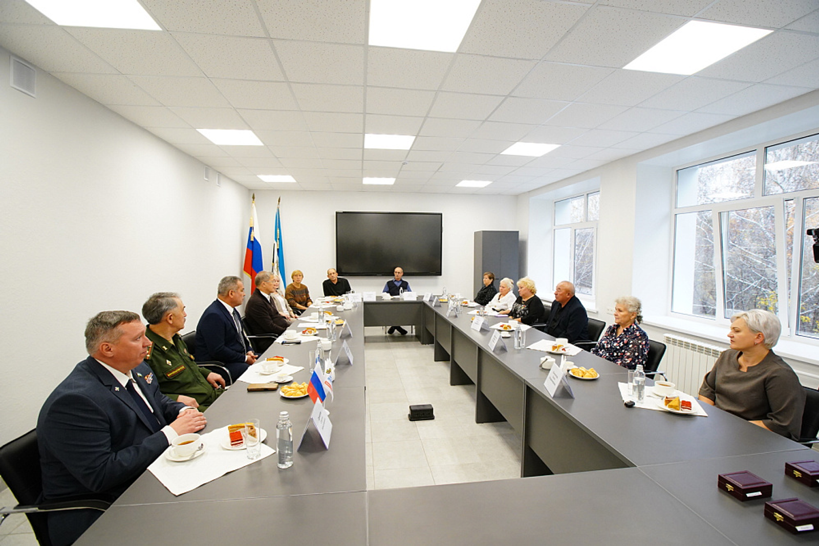 Глава Башкирии передал ордена генерала Шаймуратова семьям погибших бойцов