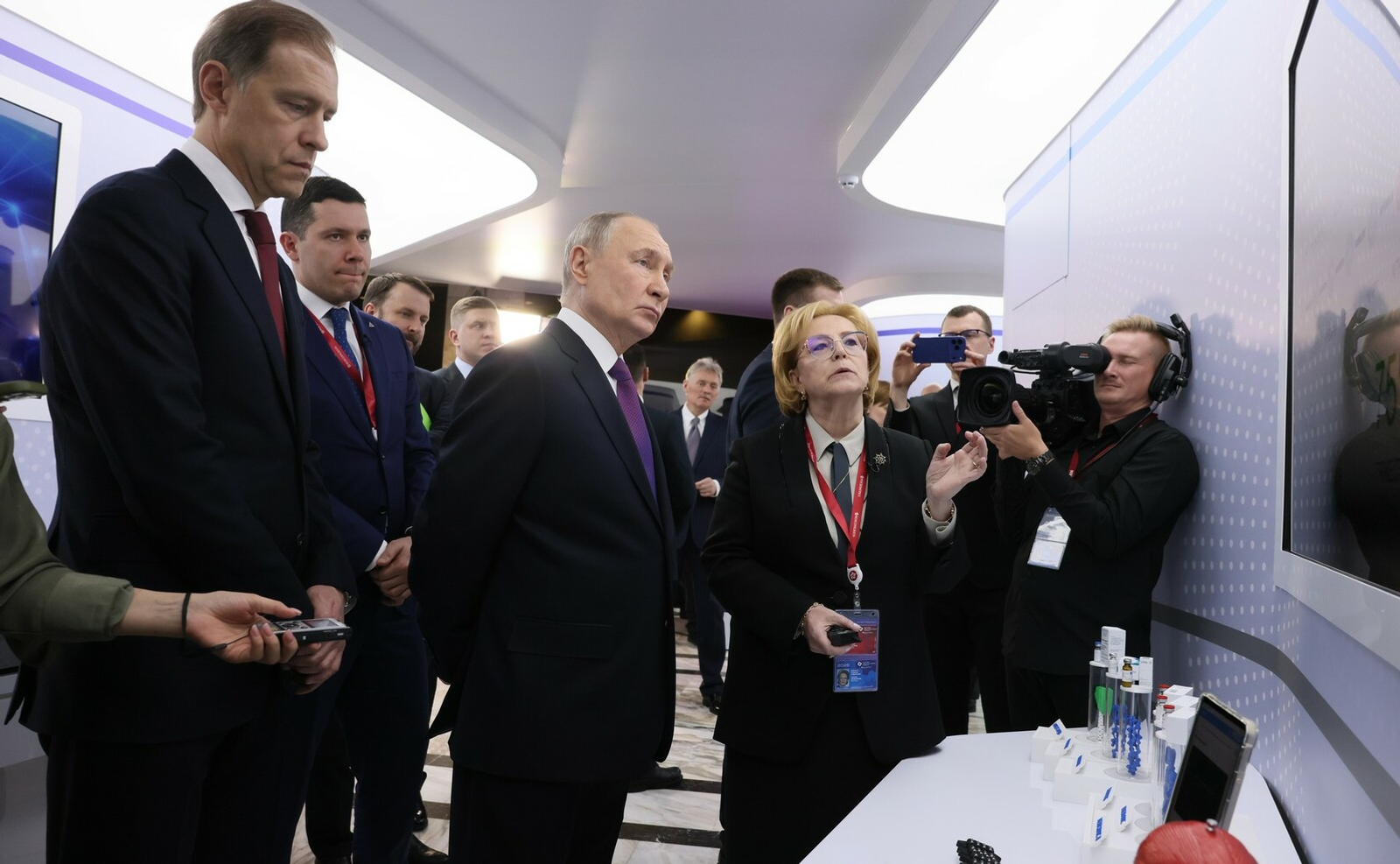 Владимир Путин оценил новый российский бионический протез