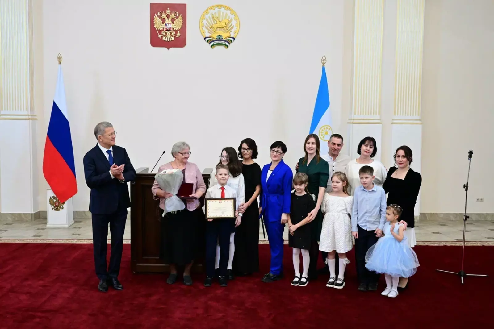 Радий Хабиров вручил медаль  «Мать-героиня» Равиле Таминдаровой из Дмитриевки