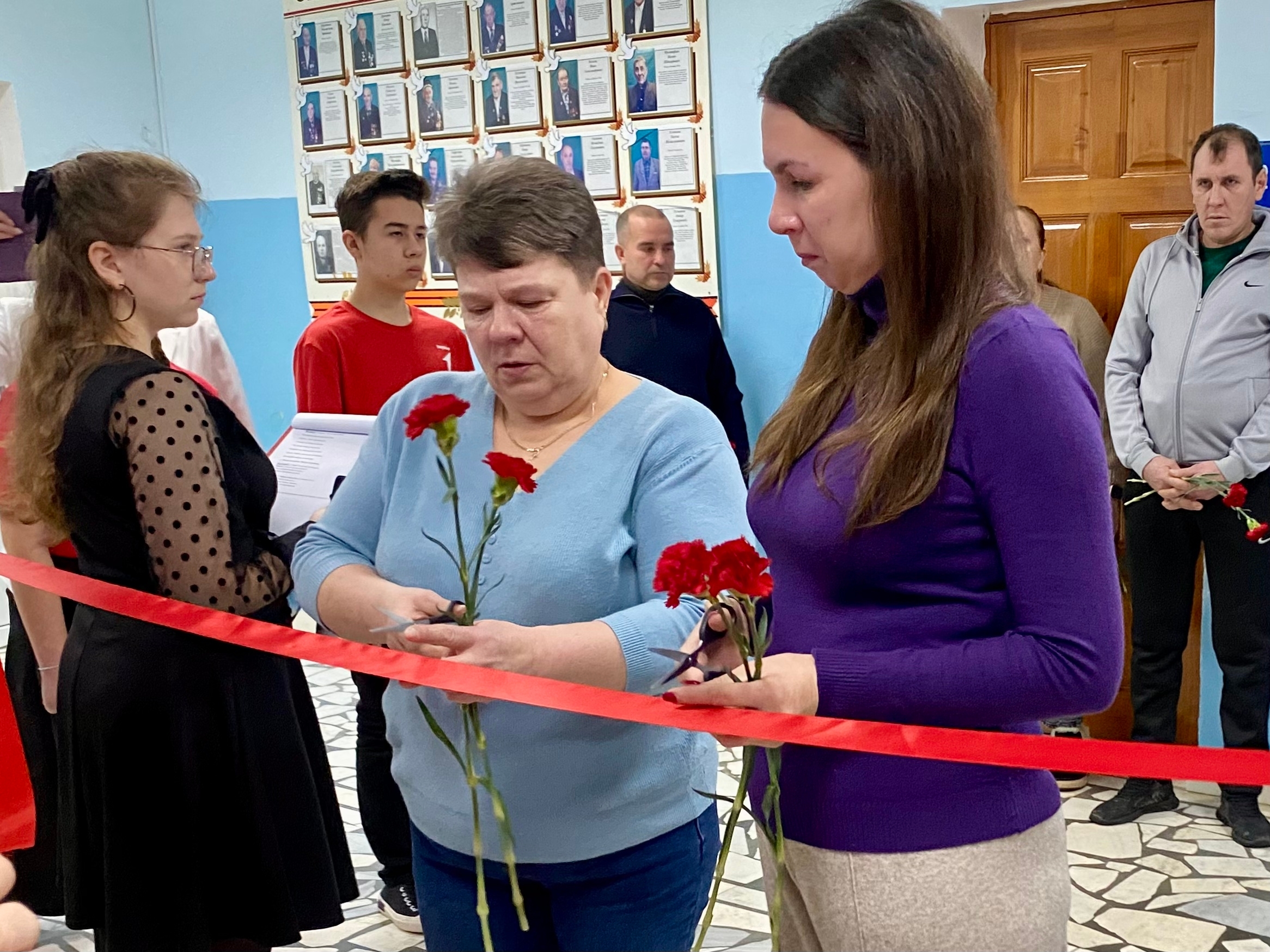 В школе Уфимского района открыли «Парту Героя» в честь выпускников-защитников