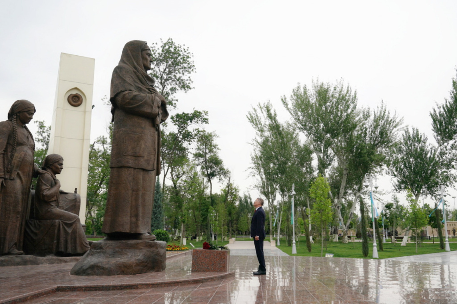 Радий Хабиров в Узбекистане почтил память погибших в годы Великой Отечественной войны