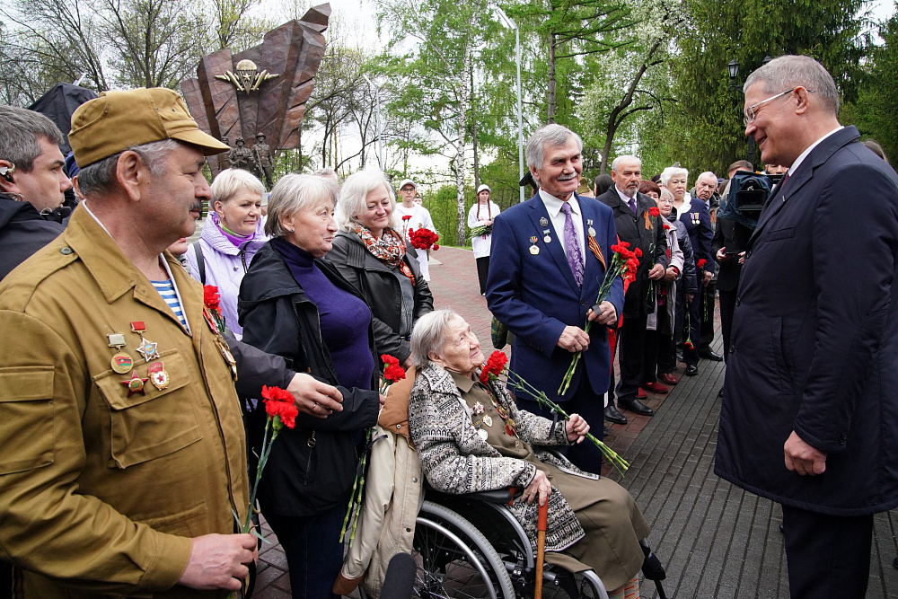 Радий Хабиров возложил венок Славы к Вечному огню в парке Победы