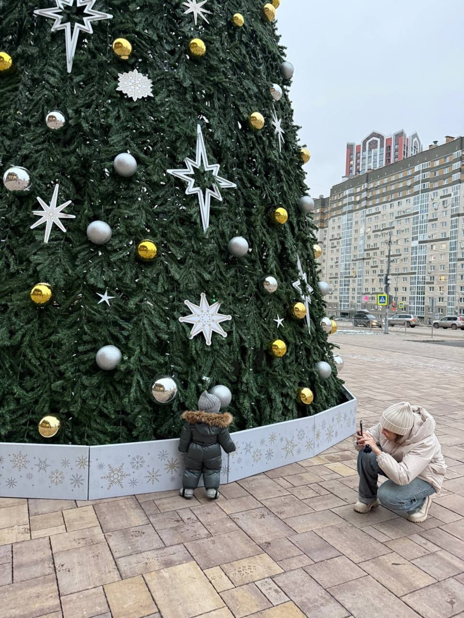 У Дворца борьбы в Уфе появилась праздничная ёлка