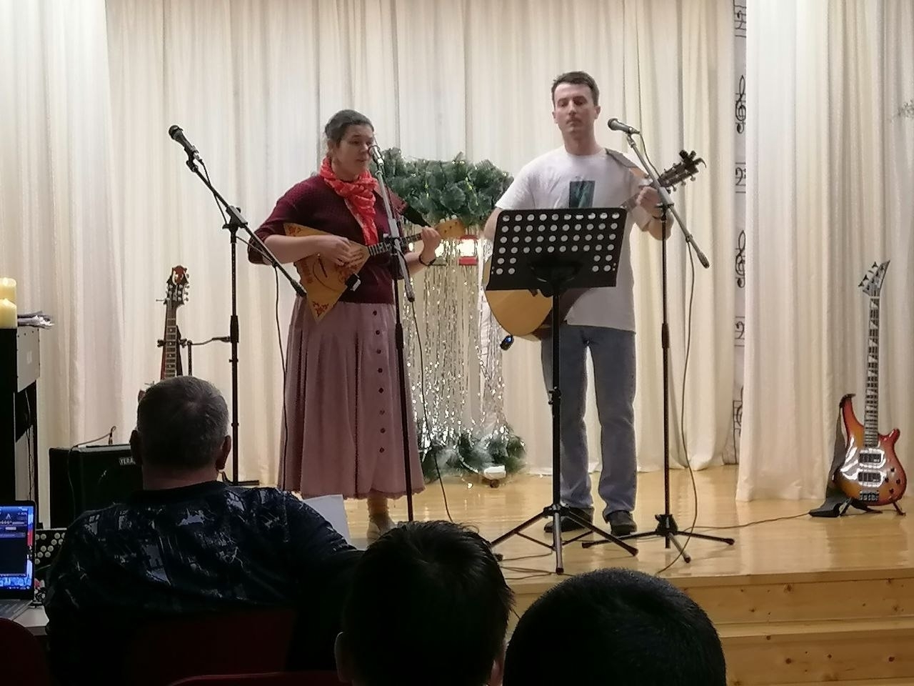 «Песни под гитару» в Русско-Юрмашском клубе: традиция, объединяющая таланты