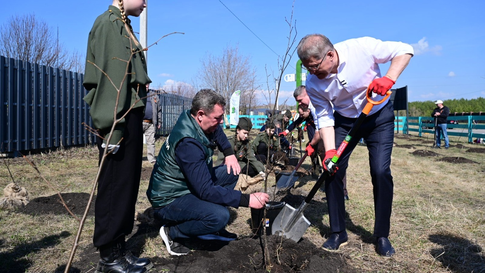 В селе Кармаскалы Башкирии заложена аллея из 500 деревьев